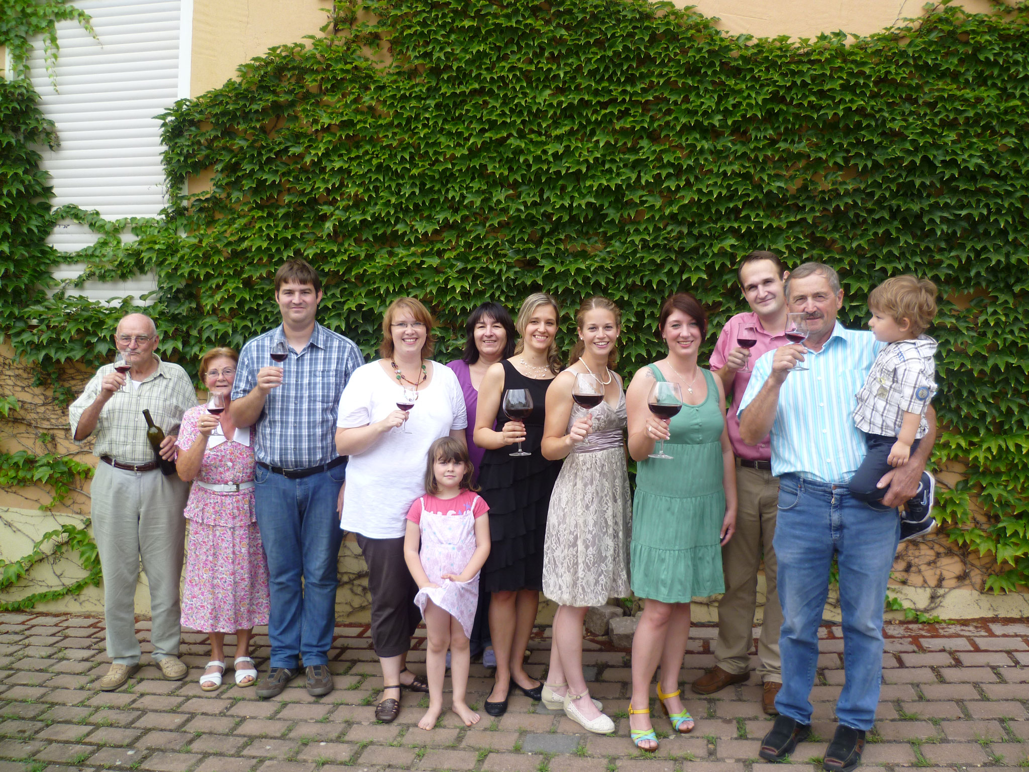Familie Eimann mit Rotweinkönigin und Prinzessinnen 2011
