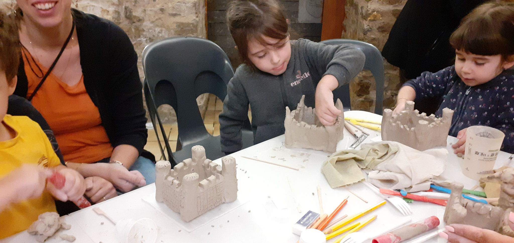 Petits et grands concentrés sur leur Fort d'Alcas