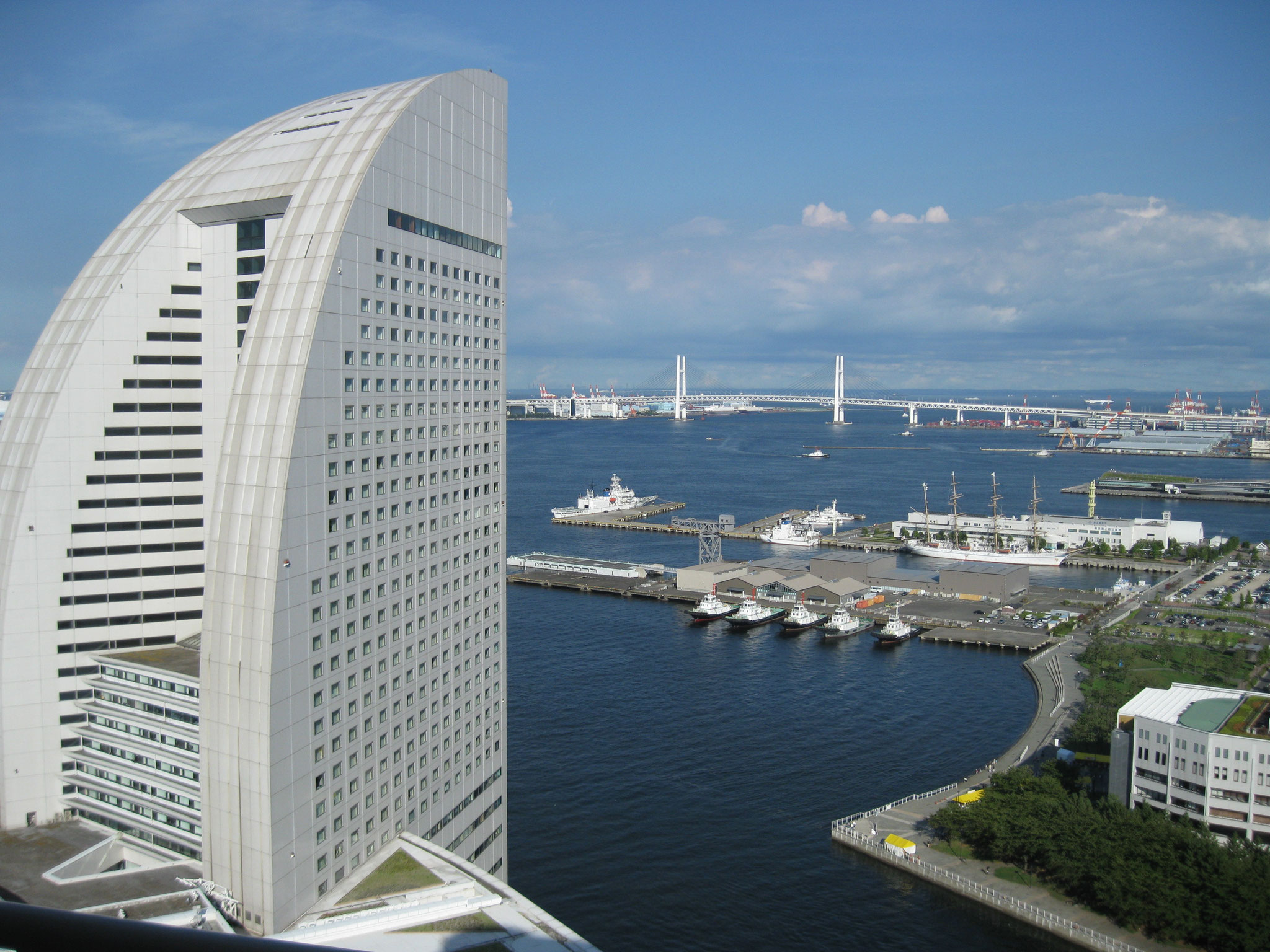 パシフィコ横浜、ベイブリッジ方面:2012年8月 