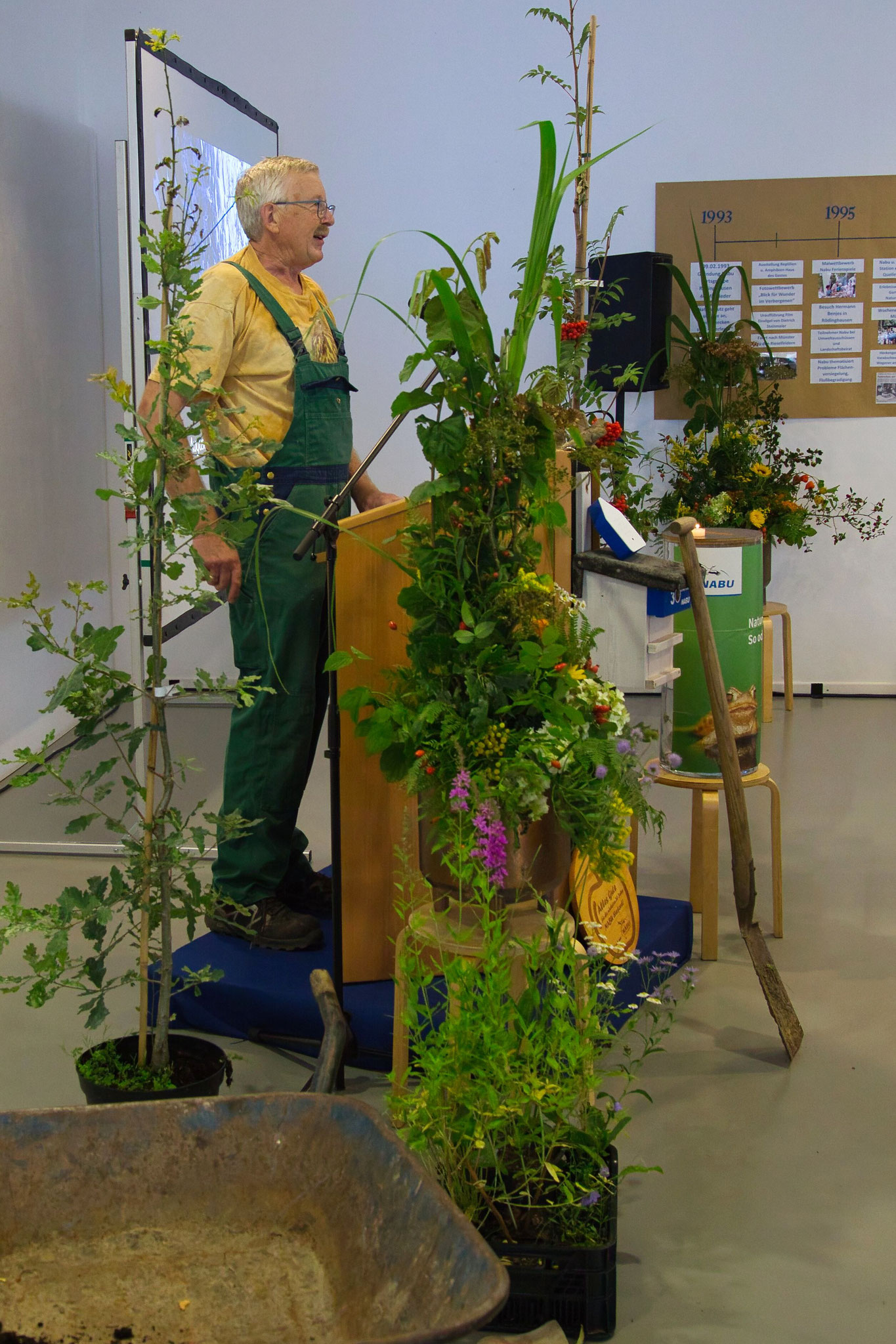 Ein Mann für alle Fälle: Friedhelm Diebrok begrüßte die Gäste als Praktiker in grüner Latzhose und als Vorsitzender im "feinen Zwirn" (Foto: P. Schubert)