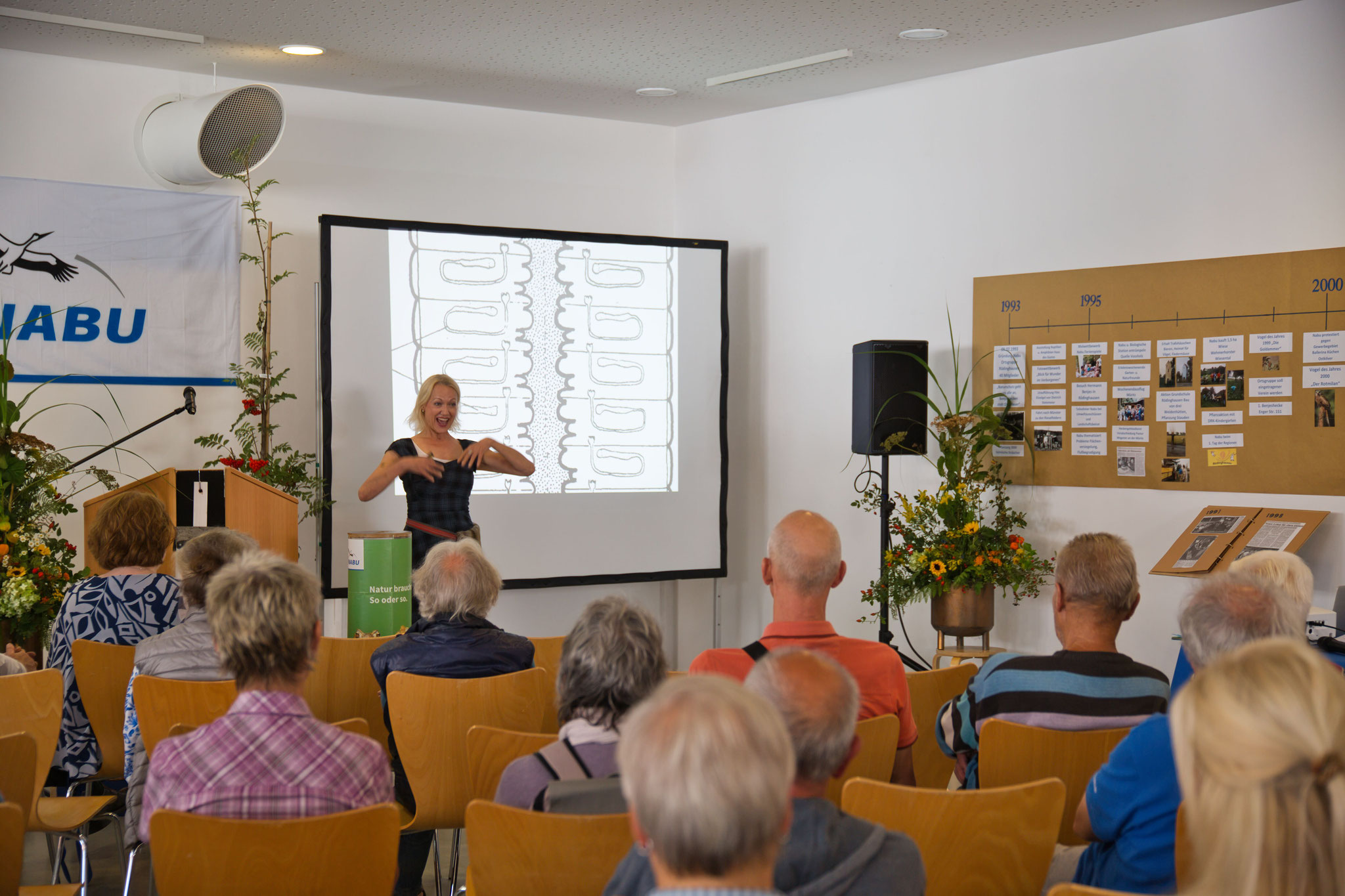 Mit Schauspielerin Daniela Zähl aus Köln als Fräulein Brehm tauchten Groß und Klein in die Welt von Regenwurm, Wolf und der coolen Kuh ein (Foto: P. Schubert)