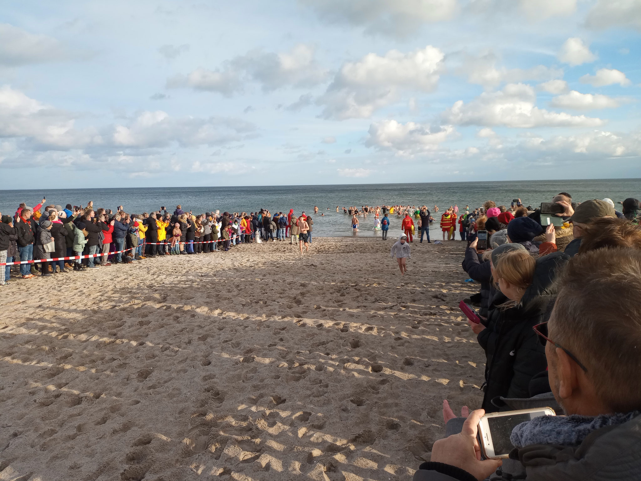 Anbaden 2023 - in der Ostsee vor dem Restaurant Blöser