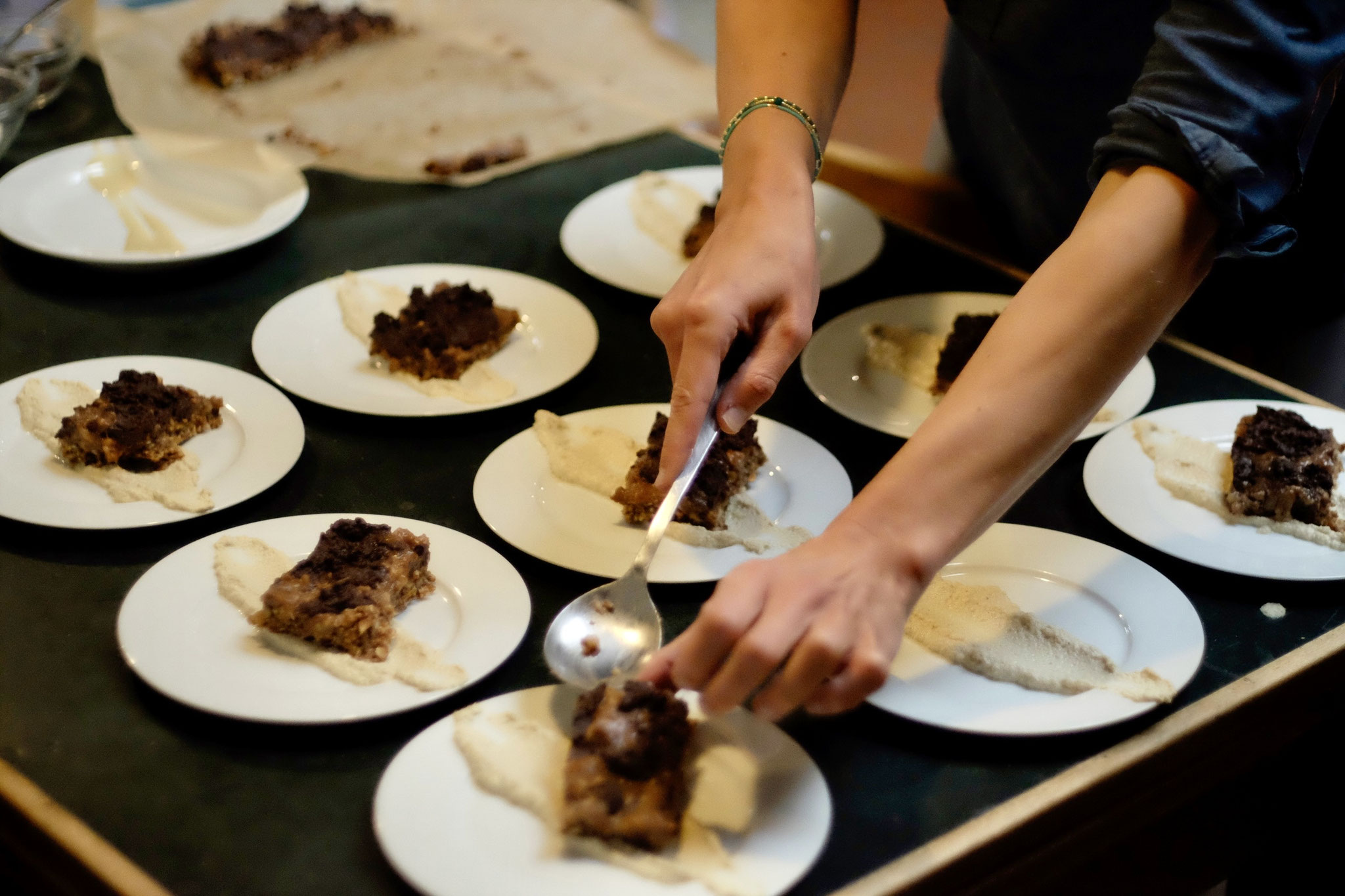 Zwei Hände beim Anrichten eines pflanzlichen Desserts beim Seminar zur bewussten Ernährung und Achtsamkeit in der Grube Louise im Westerwald
