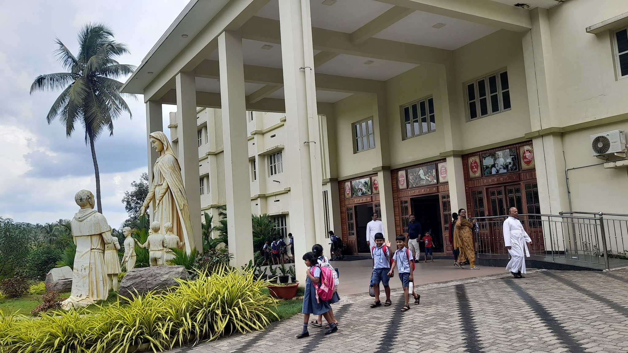 Devamatha, l'une des vastes écoles CMI de Thrissur, au coeur d'une palmeraie !