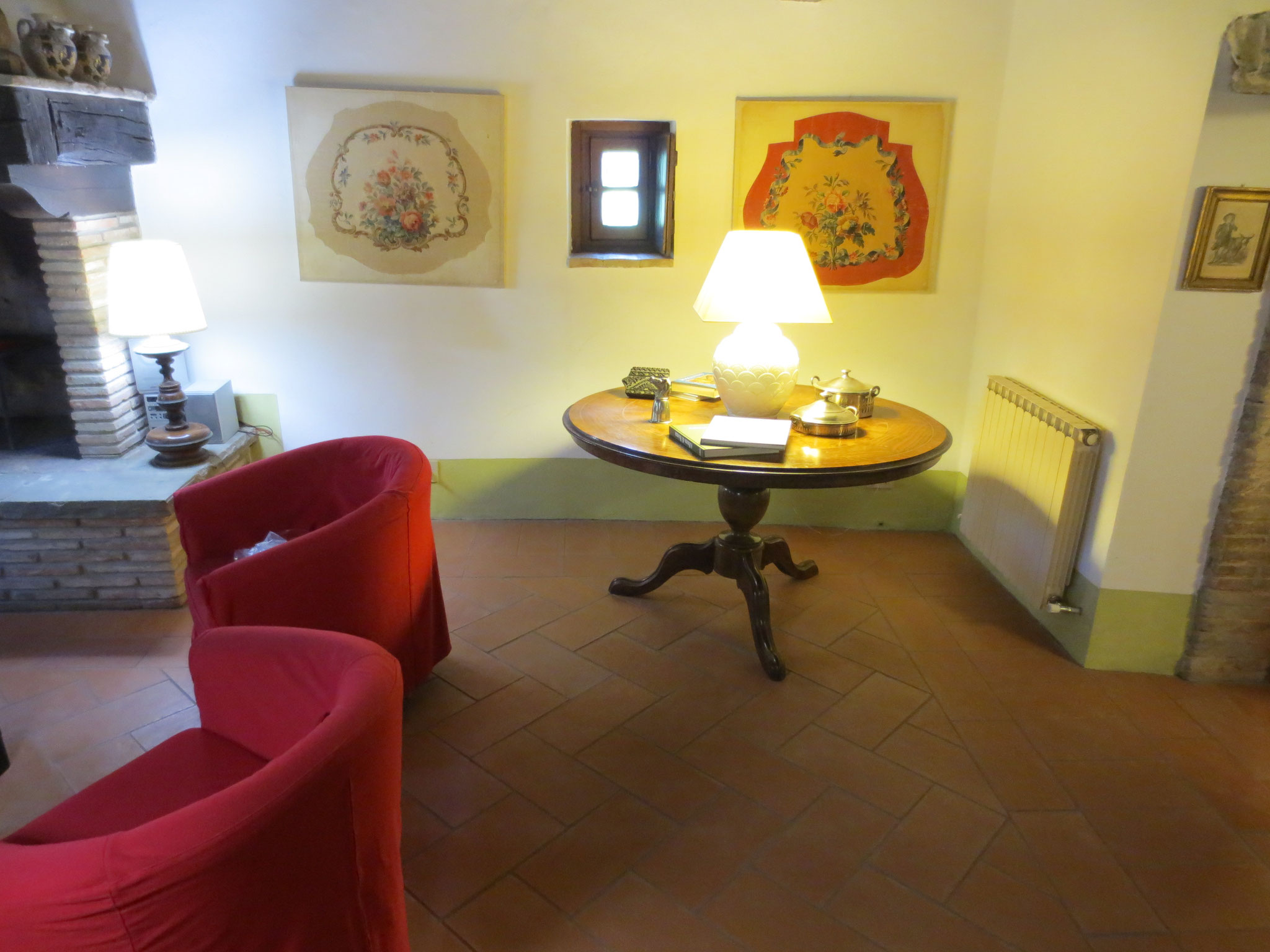 Unser Ferienanwesen: Villa Casale di Renata, Unser Ferienanwesen: Villa Casale di Renata, Loc. La Casa (Rassina) - 270 qm Innenraum (Wohnzimmer 1)