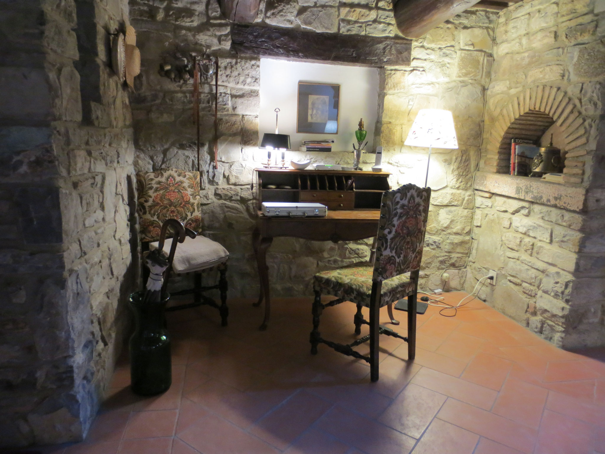 Unser Ferienanwesen: Villa Casale di Renata, Loc. La Casa (Rassina) - 270 qm Innenraum (Rustikale Büro-Ecke)