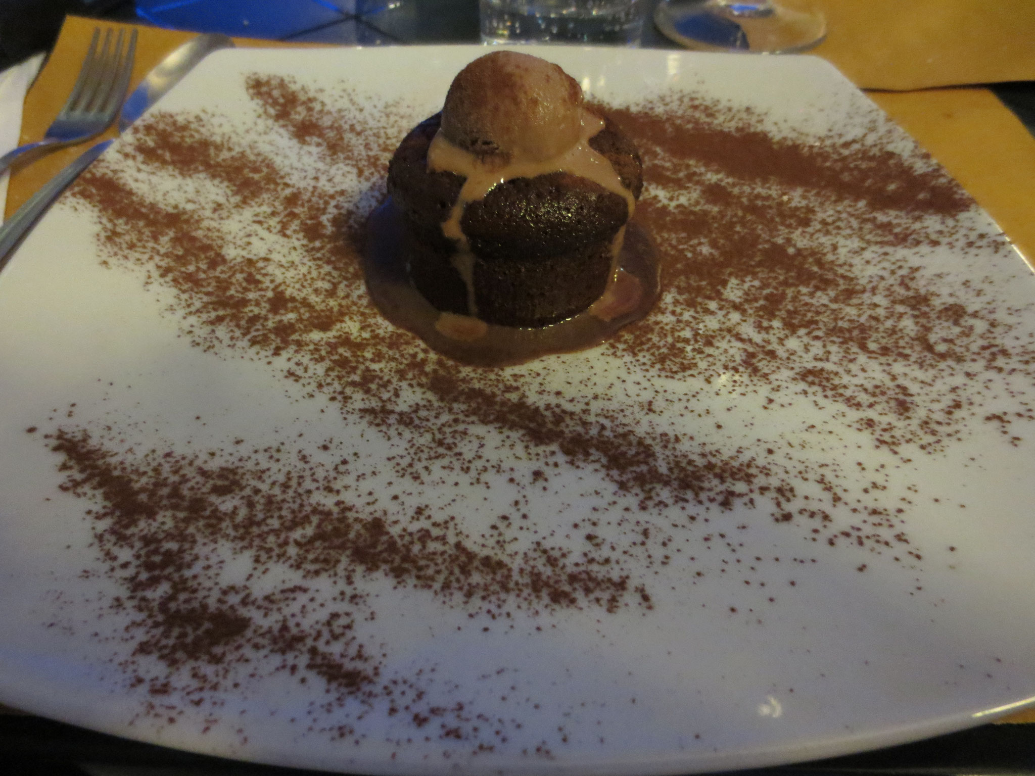 Soufflé al Cioccolato con Gelato al Cioccolato.., auf kulinarischer Erkundung in Soci (Ristorante "La Vite", di Ghelli Cesare, Via del Lanificio 2/4, I-52010 Soci/Ar; Geheimtipp!)