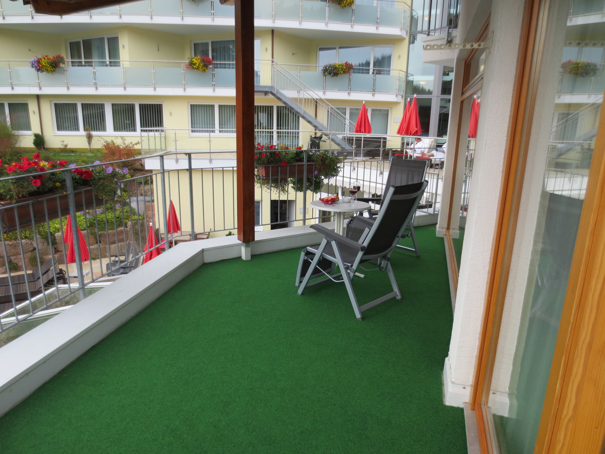 Naturparkhotel Adler, St. Roman, D-77709 Wolfach: Terrasse der Juniorsuite im Haus Sonnenbühl