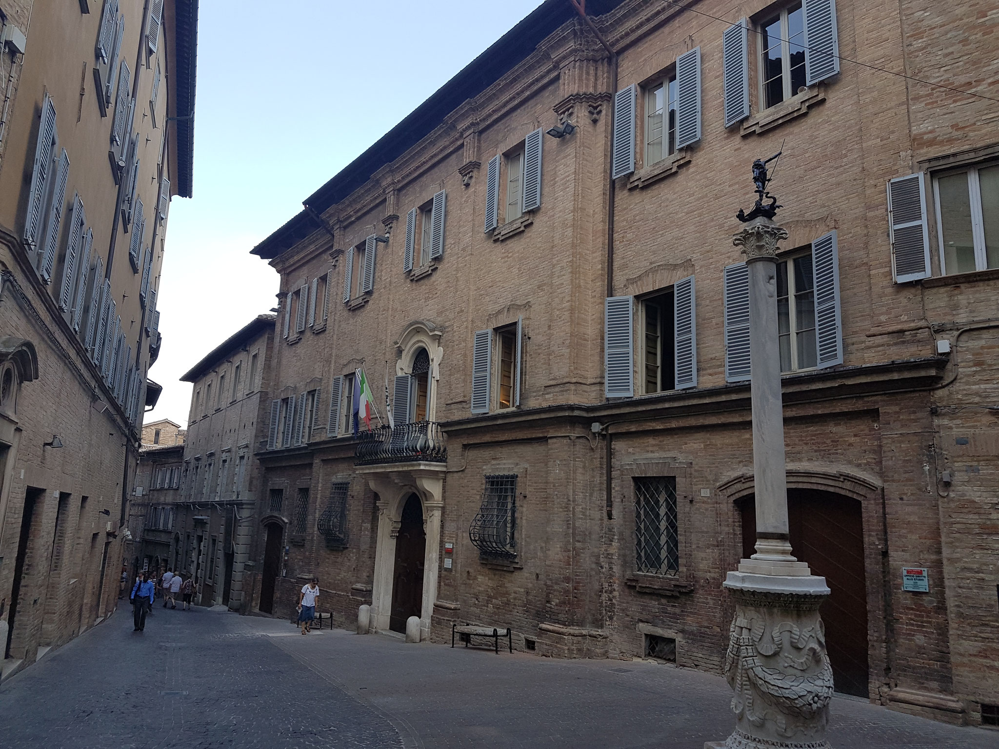 Urbino ist wegen seiner Architektur und seiner Kulturgeschichte Teil des Weltkulturerbes. In der Renaissance erlebte die Stadt eine Blütezeit, in die unter anderem auch die Gründung der Universität (1506) fiel