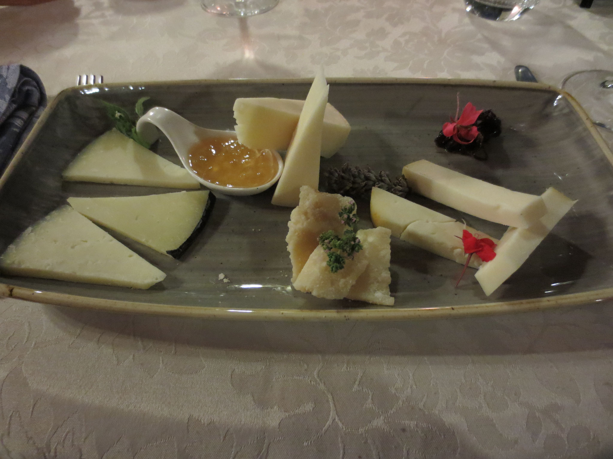 Tavolozza di Formaggi, Miele di Camaldoli e le mostarde casalinghe: Ristorante  "Borgo i Tre Baroni" 52010 Loc. Maggiona, Poppi AR 