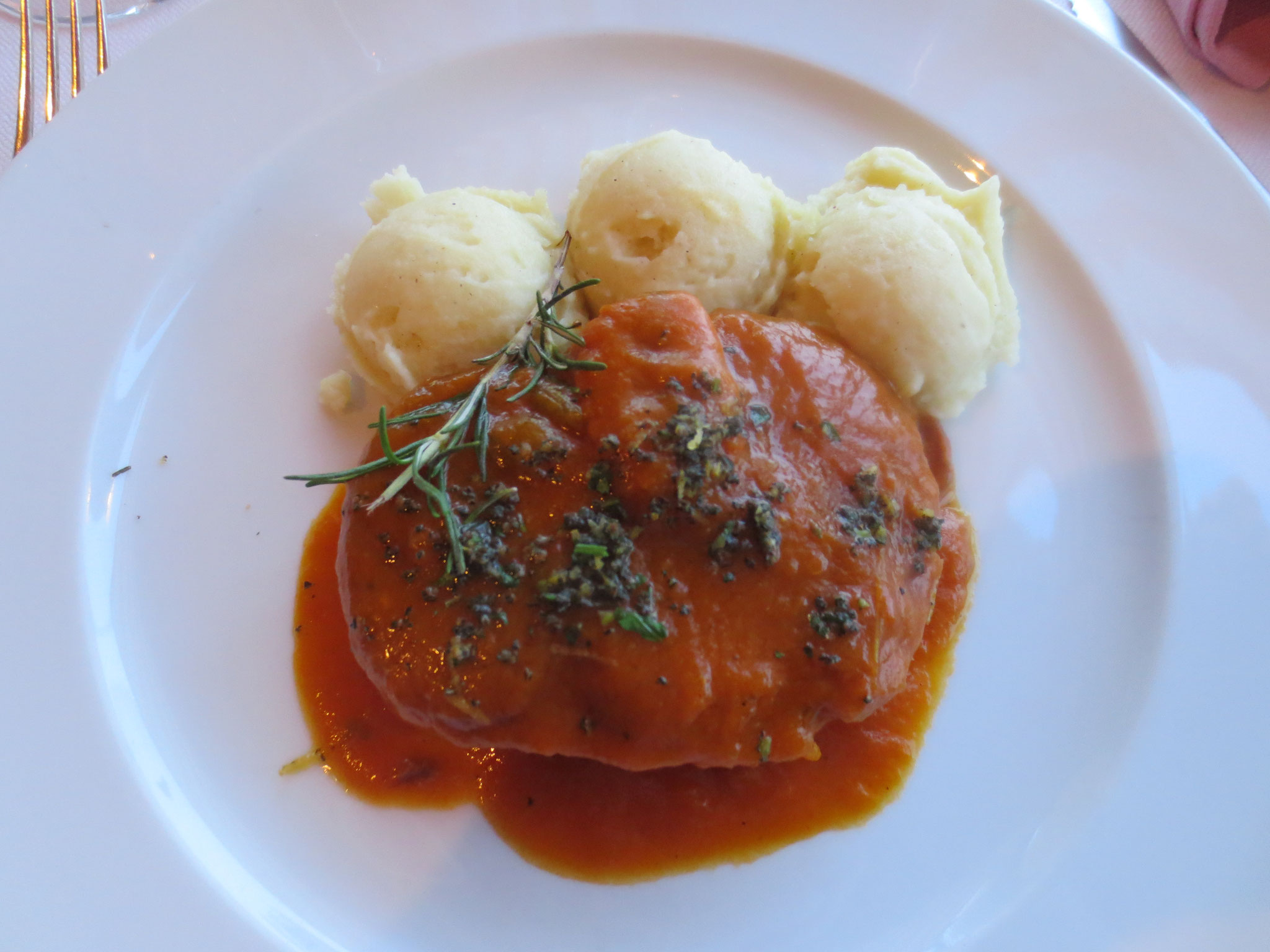 Abendessen im  "Ristorante Casinò" in Gardone Riviera (im Bild: Traditionsgericht "Ossobuco" mit Kartoffelstock))