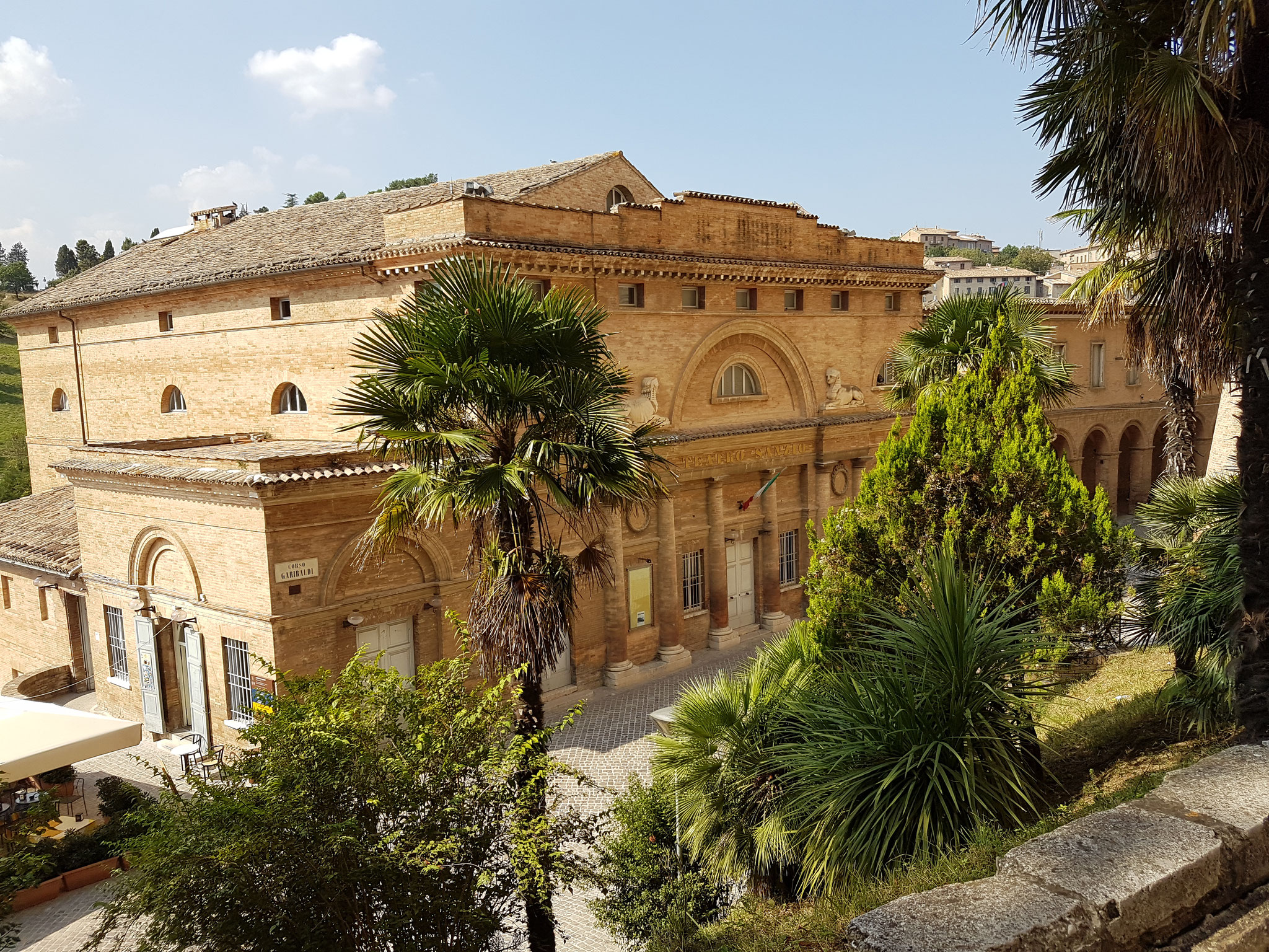 Urbino ist wegen seiner Architektur und seiner Kulturgeschichte Teil des Weltkulturerbes. In der Renaissance erlebte die Stadt eine Blütezeit, in die unter anderem auch die Gründung der Universität (1506) fiel