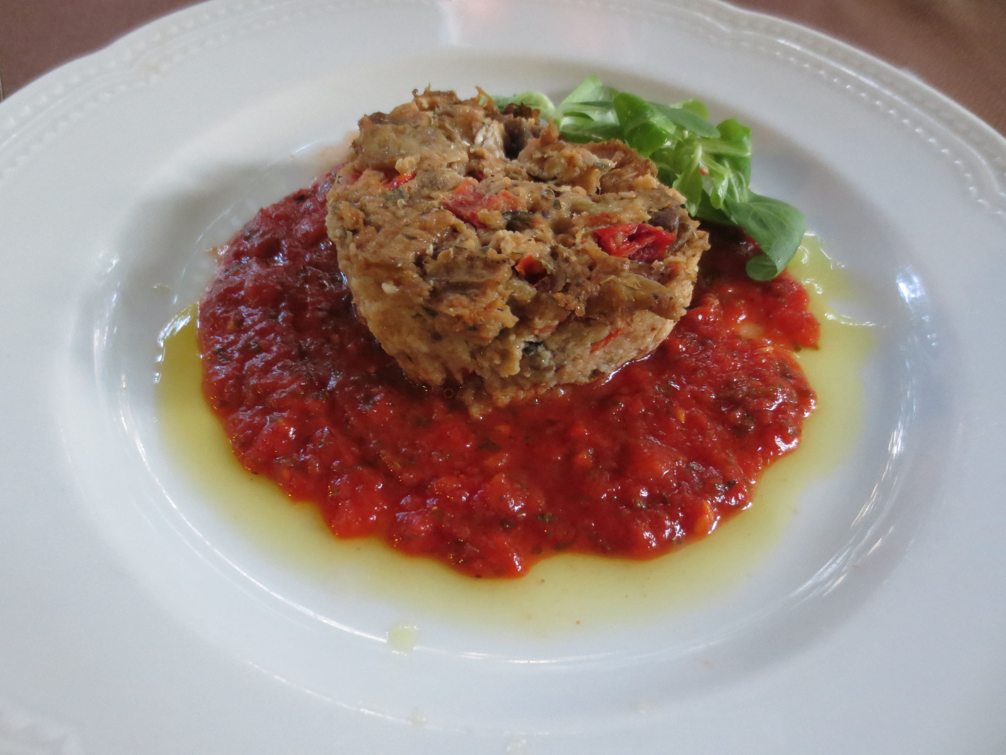 Flan di Melanzane con cuore di bufala su rosa di pomodoro.., auf kulinarischer Erkundung in Chitignano (Osteria Panta Rei; vom Essen hier waren wir aber alles andere als begeistert)