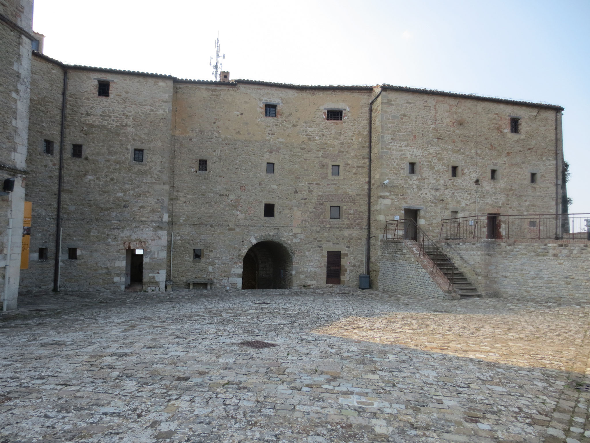 Der Stolz der Bewohner von San Leo auf ihren Ort und die Festung äußert sich manifest in dem in ihrem Dialekt formulierten Sinnspruch: Un sol Pépa, un sol Dé, un sol fort d' San Lé (Nur ein Papst, nur ein Gott, nur eine Festung von San Leo)