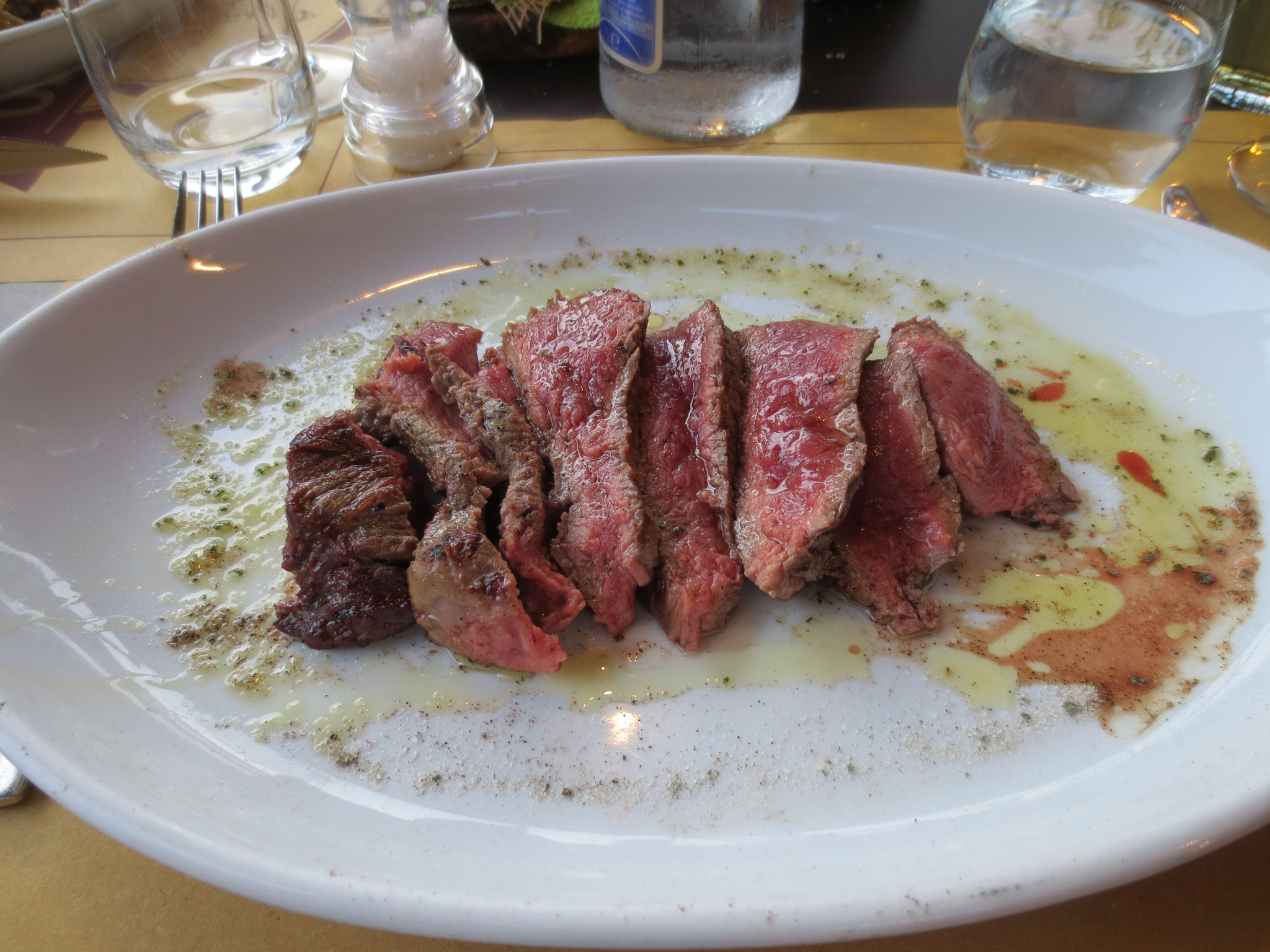 Tagliata di Chianina.., auf kulinarischer Erkundung in Rassina (Osteria il Toscano, Via Vittorio Emanuele 61, Castel Focognano, Rassina/AR; von den Gerichten waren wir nur teilweise begeistert)