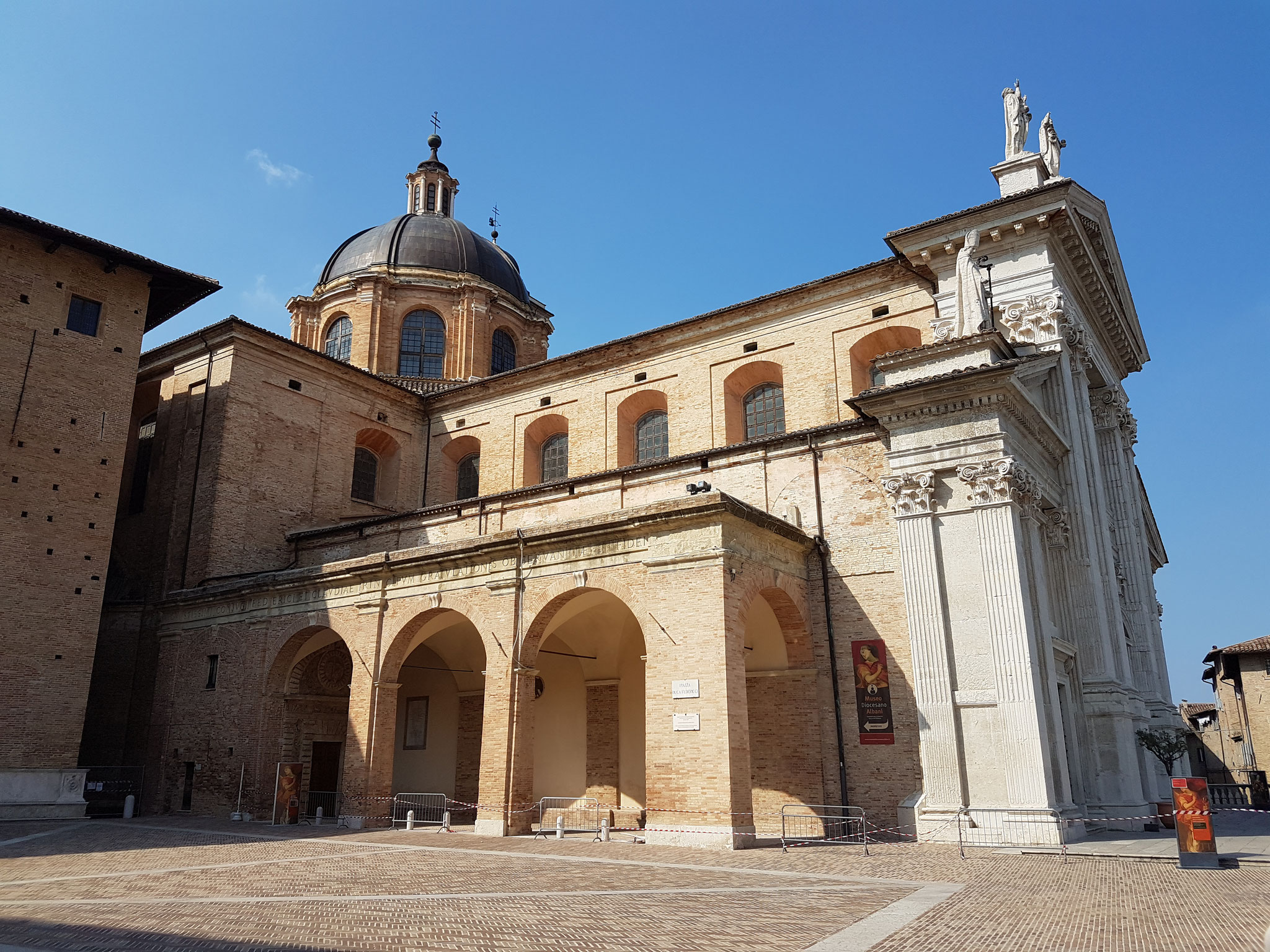 Urbino ist wegen seiner Architektur und seiner Kulturgeschichte Teil des Weltkulturerbes. In der Renaissance erlebte die Stadt eine Blütezeit, in die unter anderem auch die Gründung der Universität (1506) fiel