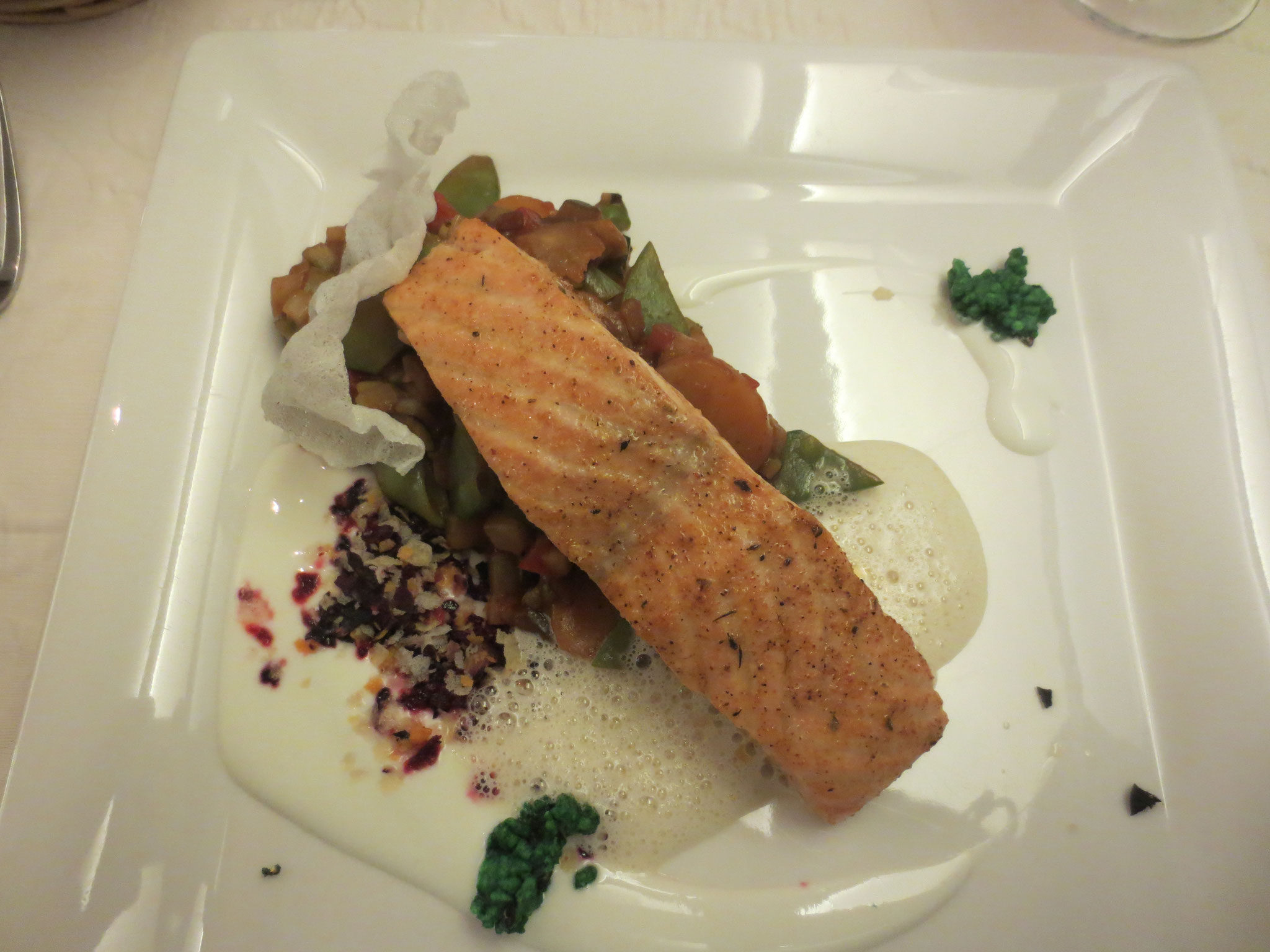 Mehrgangmenu im Hotel Restaurant Heckenrose: Im Bild "Gewürzlachs-Ratatouille-Wasserkastanien"