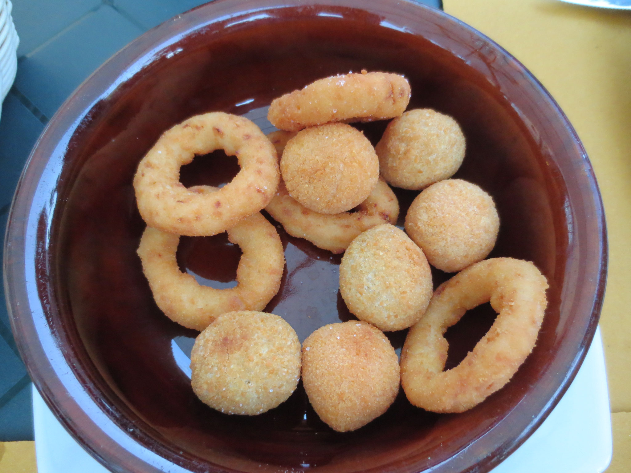 Olive all'ascolana, anelli di cipolla..., auf kulinarischer Erkundung in Soci (Ristorante "La Vite", di Ghelli Cesare, Via del Lanificio 2/4, I-52010 Soci/Ar; Geheimtipp!)