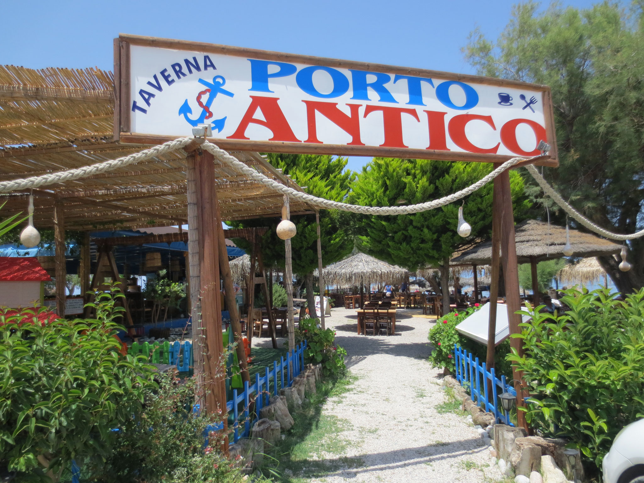 Kamiros Beach (bei der Taverne Porto Antico, Nordwesten der Insel)
