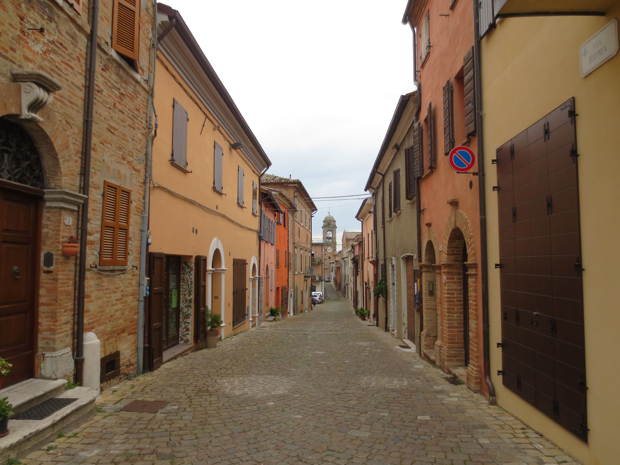 Mondaino ist eine italienische Gemeinde mit 1416 Einwohnern in der Provinz Rimini in der Emilia-Romagna. Die Gemeinde liegt etwa 23,5 Kilometer südsüdöstlich von Rimini und grenzt unmittelbar an die Provinz Pesaro und Urbino