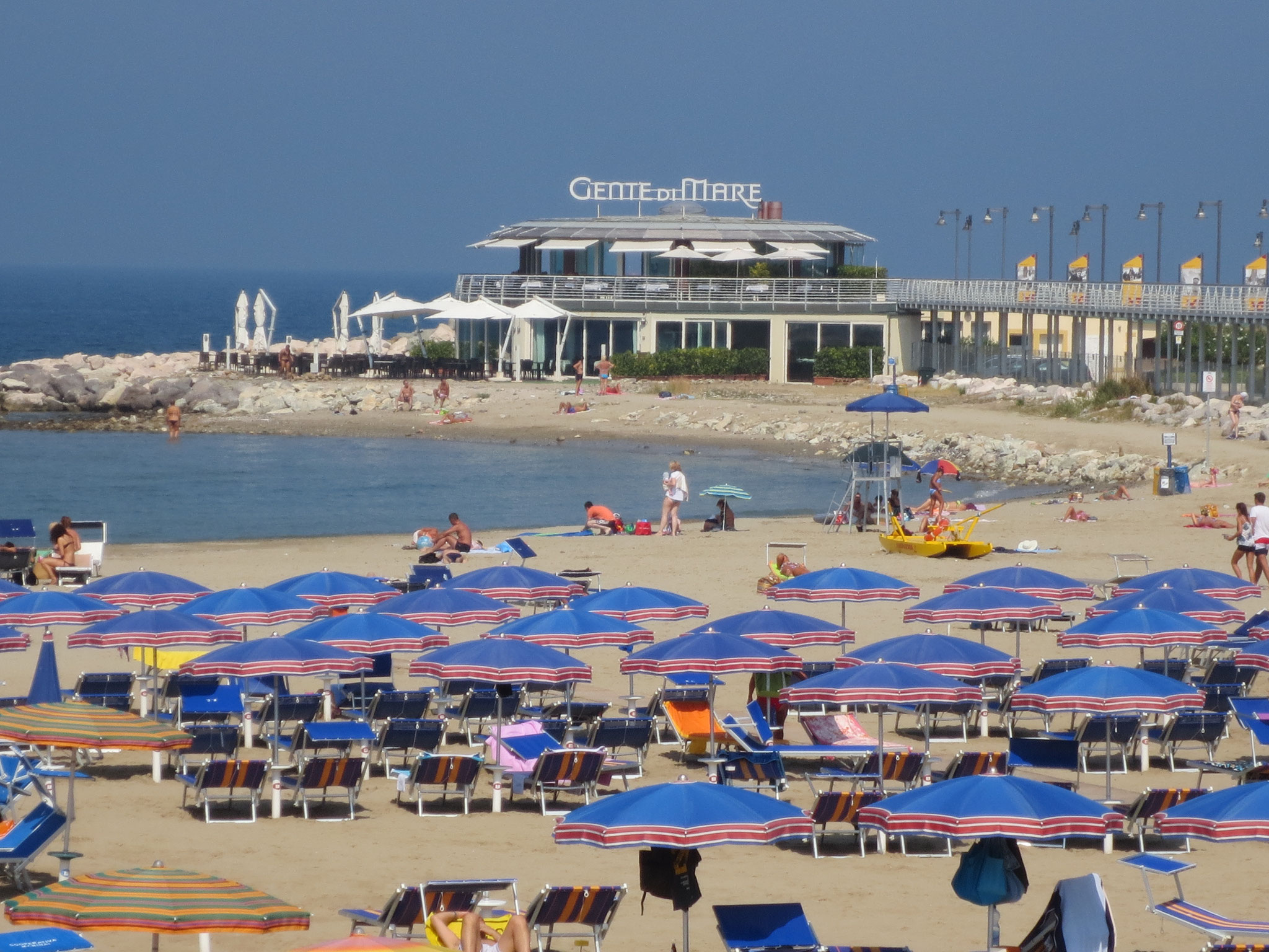 Cattolica ist ein italienischer Badeort mit 17`125 Einwohnern an der adriatischen Riviera in der Emilia-Romagna. Der Ort liegt wenige Km südlich von Rimini. Die Nachbargemeinden sind Gabicce Mare, Gradara, Misano Adriatico und San Giovanni in Marignano