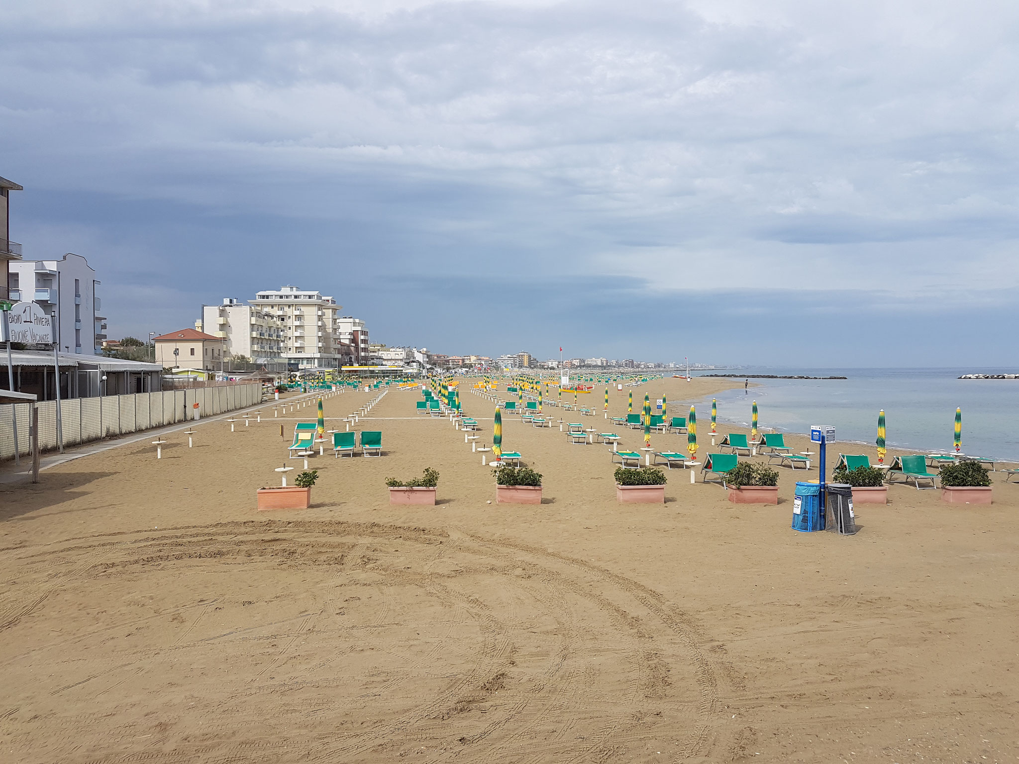 Rimini ist eine Stadt an der italienischen Adriaküste in der Emilia-Romagna mit 147‘750 Einwohnern (Stand: 31. Dezember 2015) und Hauptstadt der Provinz Rimini. Sie ist heute Zentrum des Badetourismus