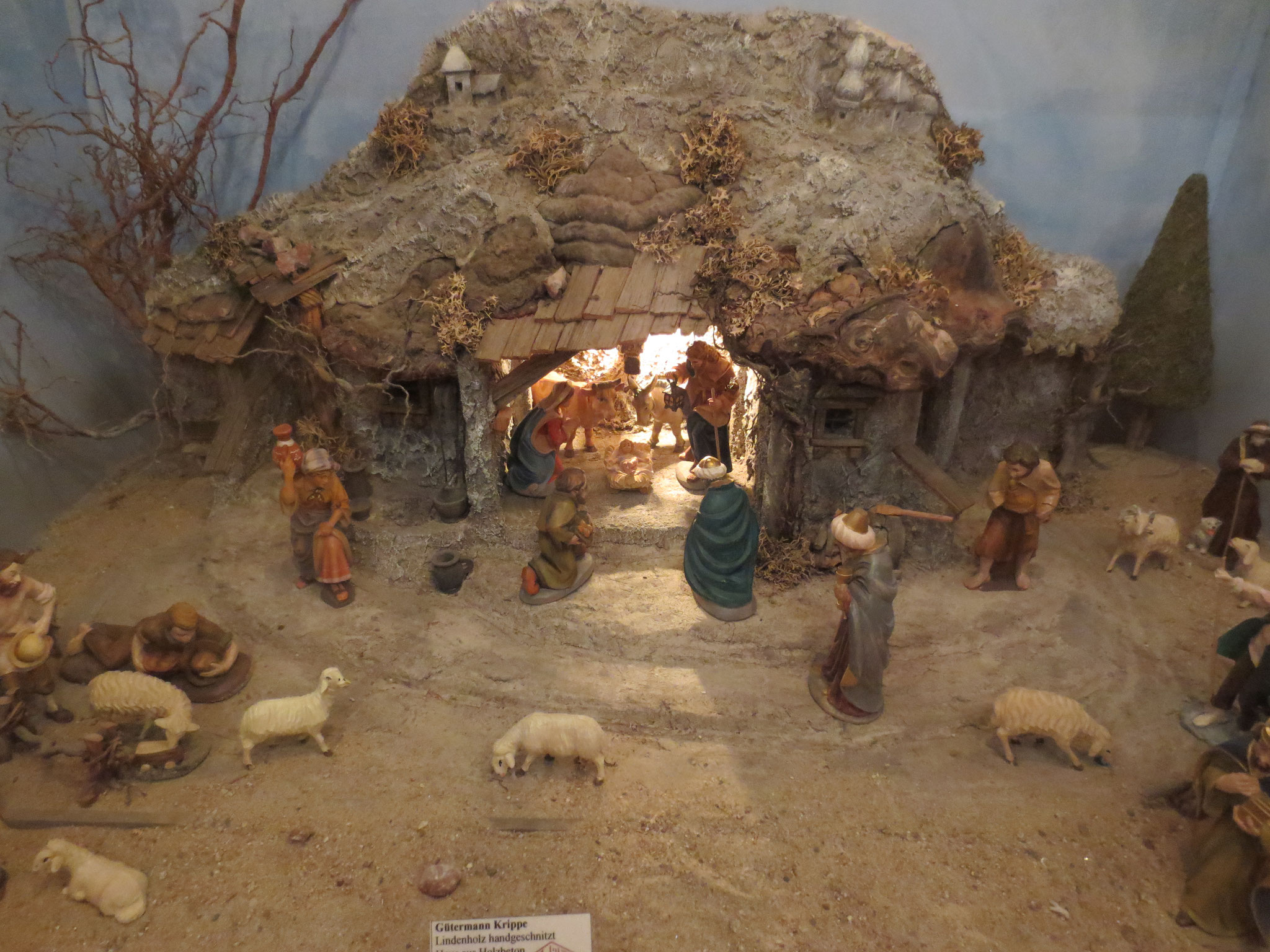 Krippena 2000 in Enzklösterle bietet eine umfangreiche Holz- und Krippe-Figuren Ausstellung