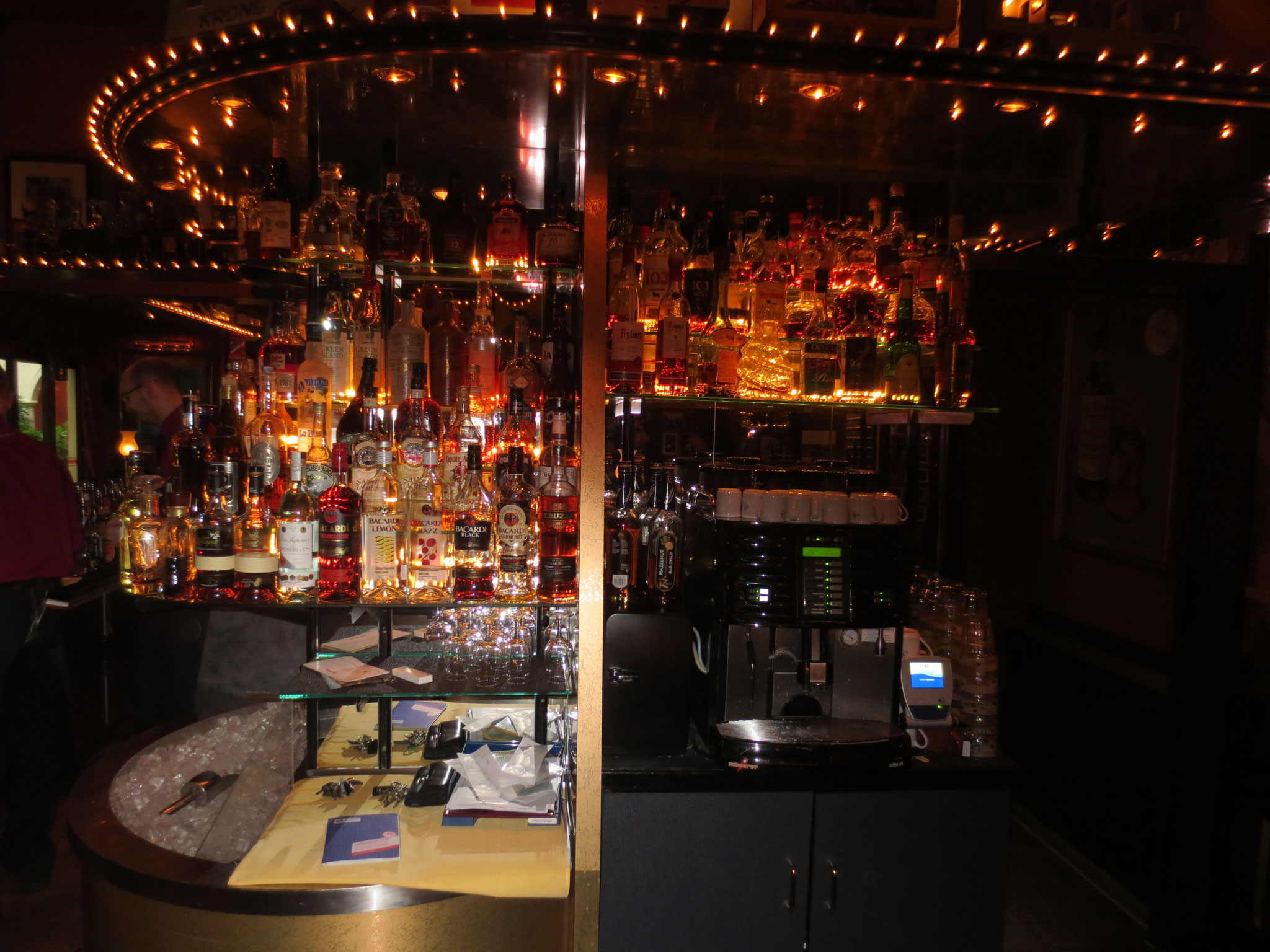 In der El Circo Bar im Hotel El Andaluz an der Grenze zum spanischen Themenbezirk