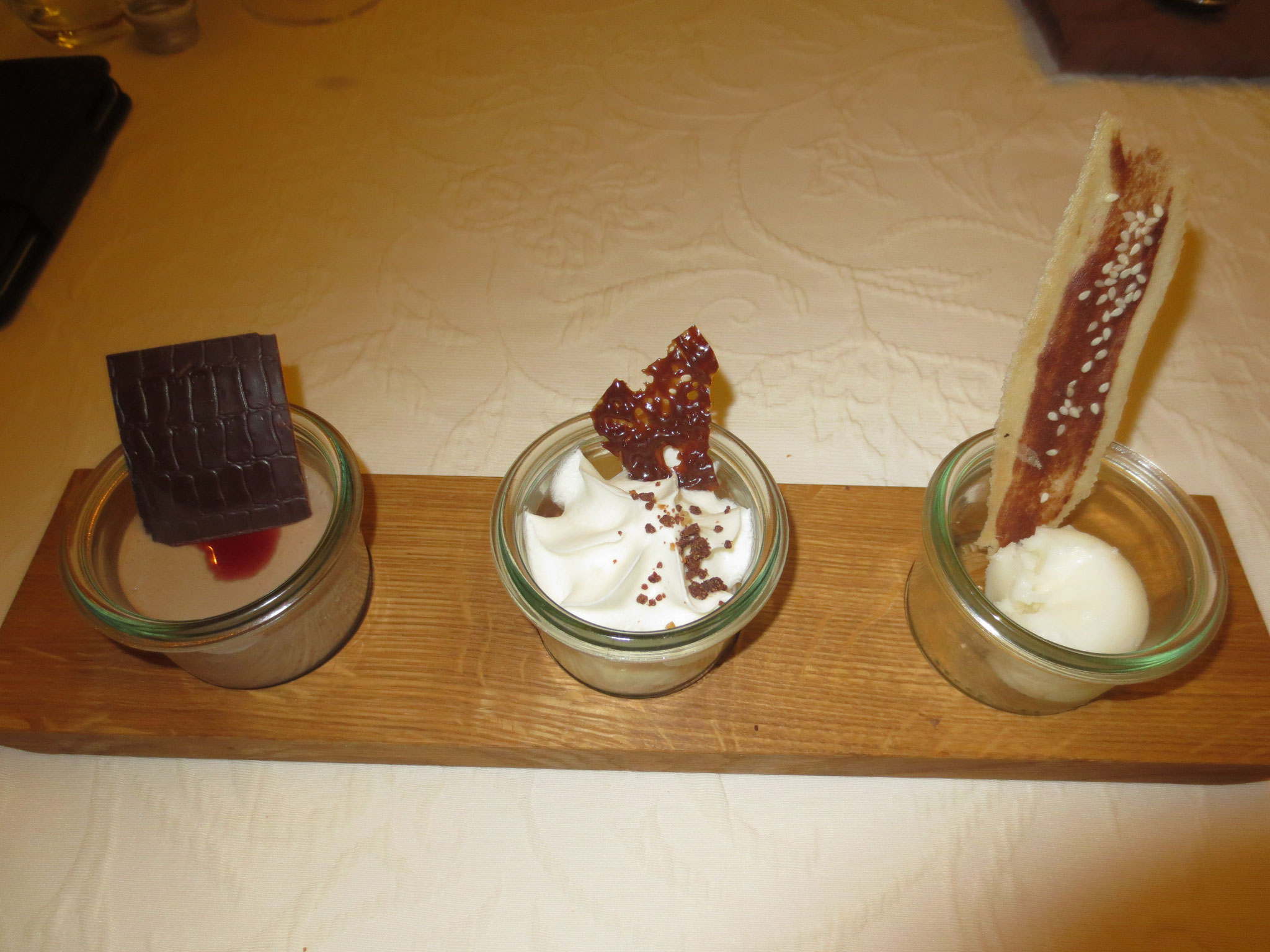 Mehrgangmenu im Hotel Restaurant Heckenrose: Im Bild "Schokoladencreme-Rhabarberkompott-Sorbet" 