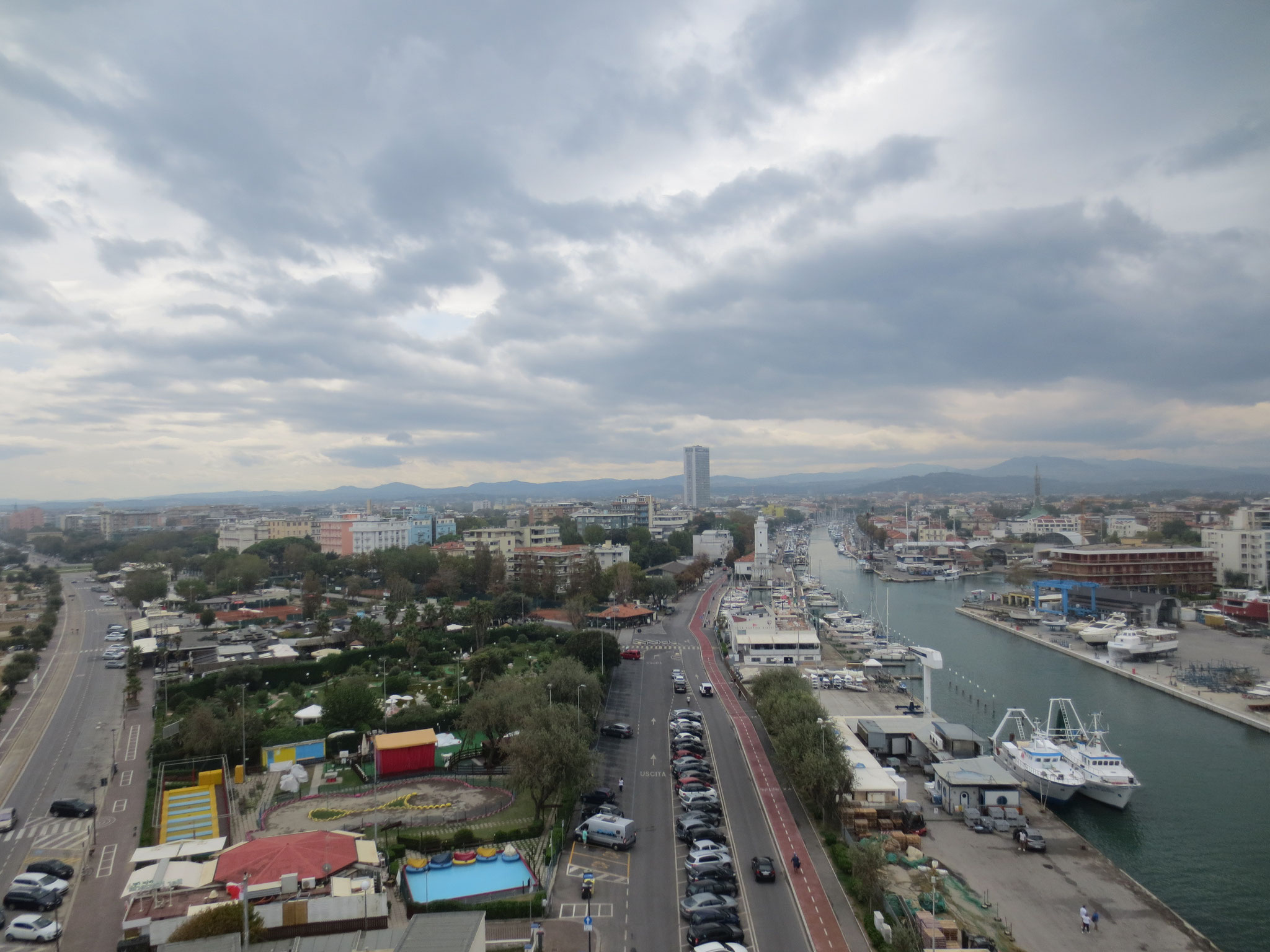 Rimini ist eine Stadt an der italienischen Adriaküste in der Emilia-Romagna mit 147‘750 Einwohnern (Stand: 31. Dezember 2015) und Hauptstadt der Provinz Rimini. Sie ist heute Zentrum des Badetourismus