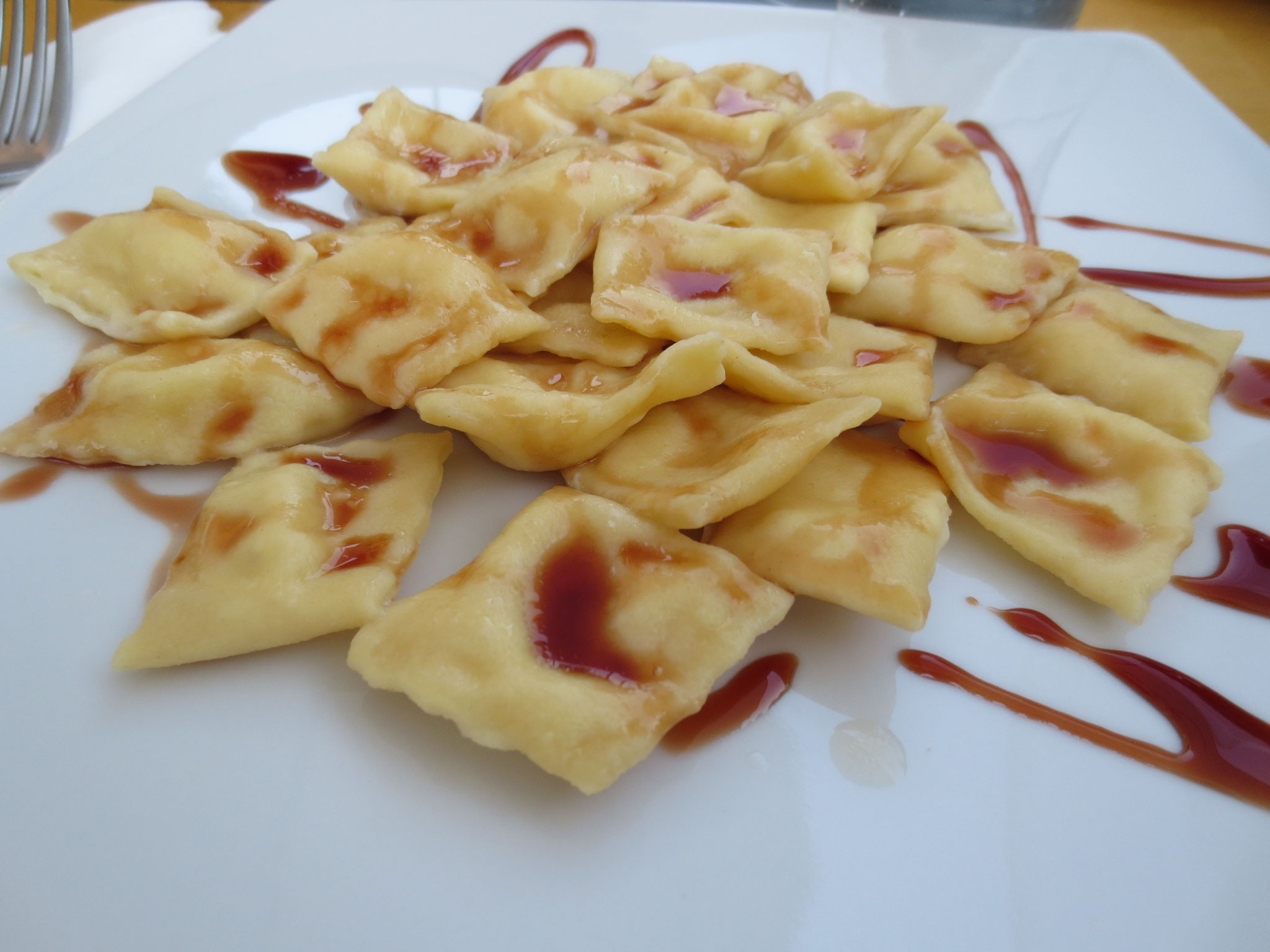 Ravioli di Pecorino con Salsa Ristretta al Cabernet.., auf kulinarischer Erkundung in Soci (Ristorante "La Vite", di Ghelli Cesare, Via del Lanificio 2/4, I-52010 Soci/Ar; Geheimtipp!)