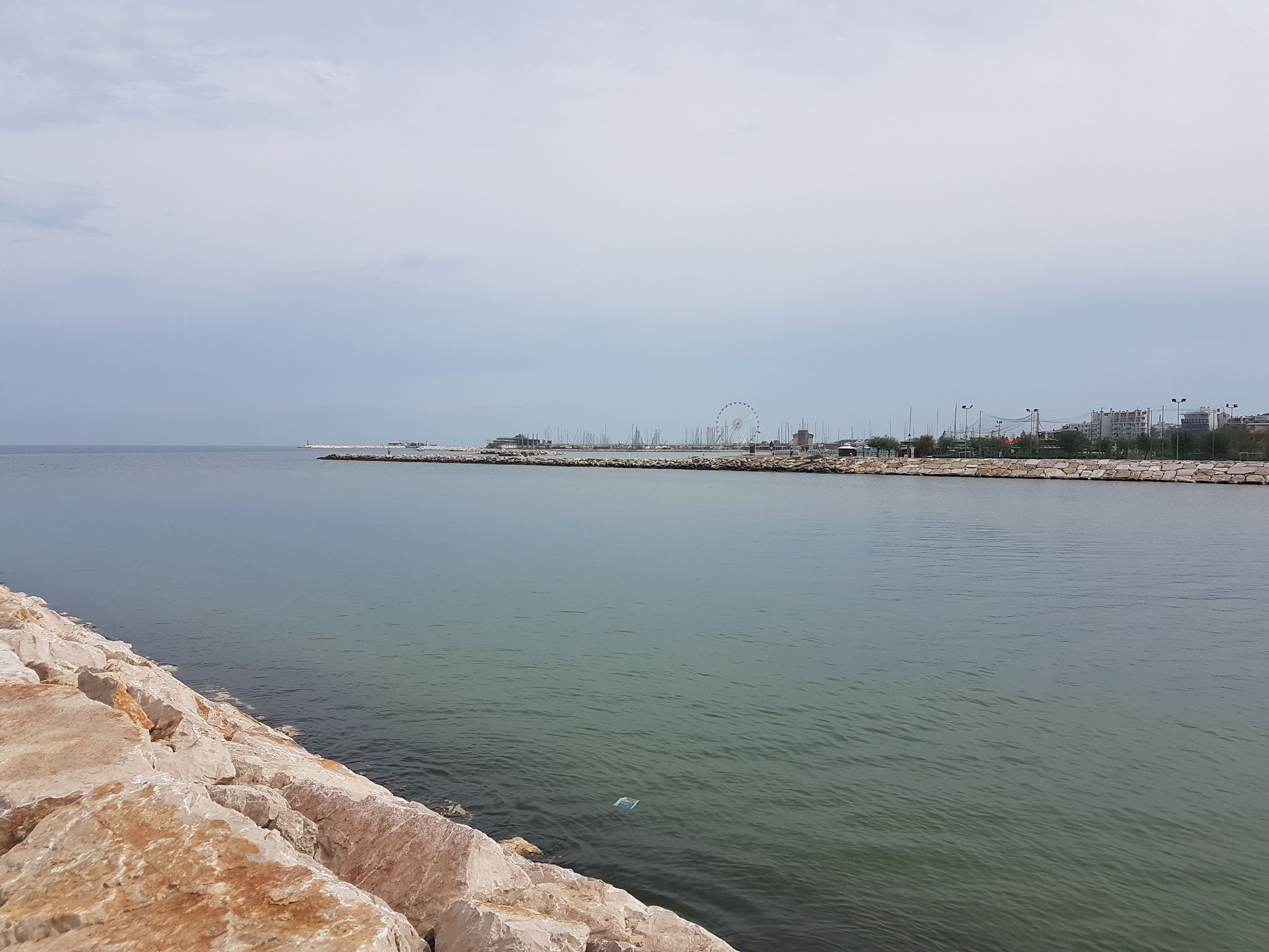 Rimini ist eine Stadt an der italienischen Adriaküste in der Emilia-Romagna mit 147‘750 Einwohnern (Stand: 31. Dezember 2015) und Hauptstadt der Provinz Rimini. Sie ist heute Zentrum des Badetourismus