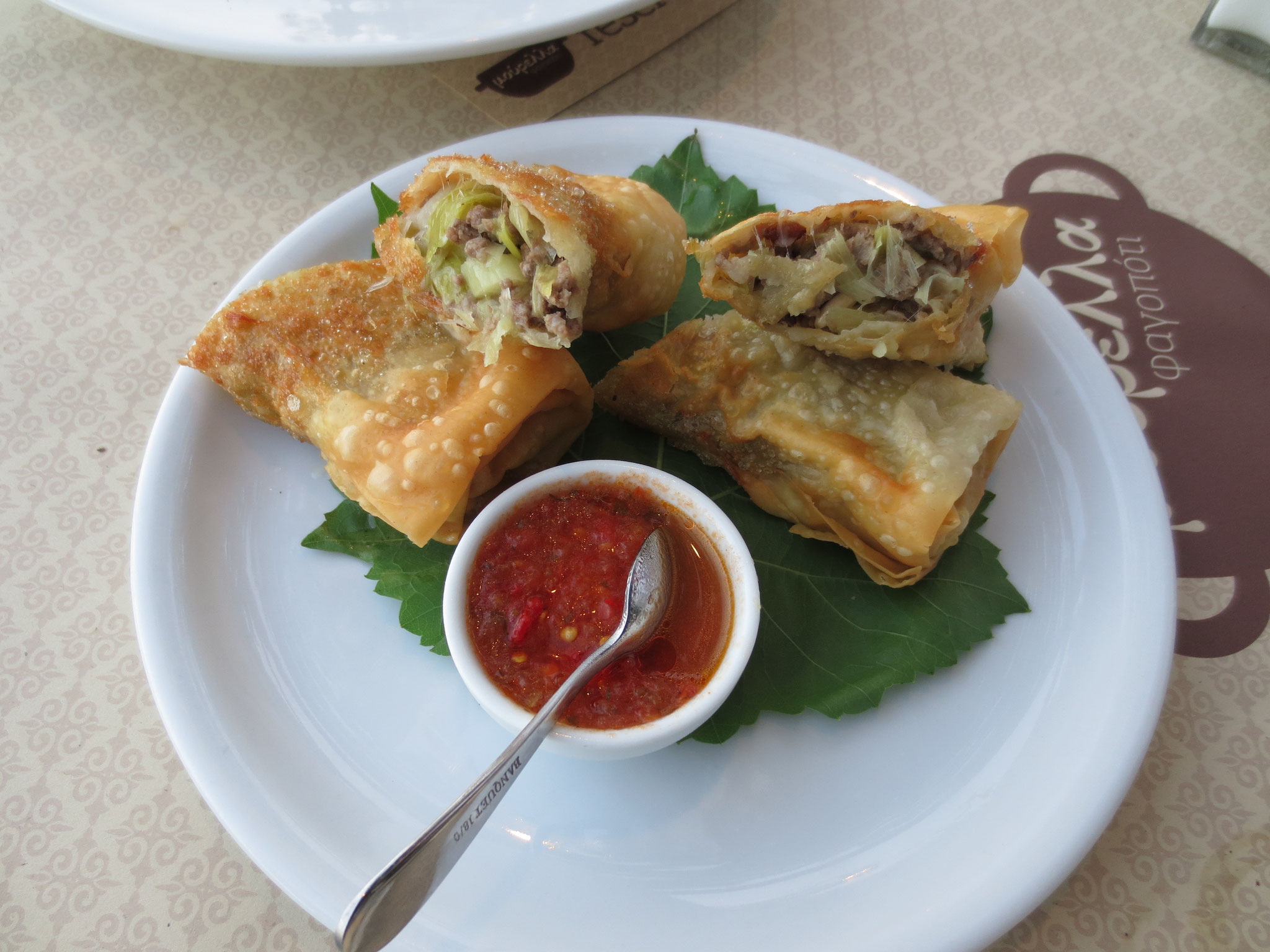 Kiotari Coast (Südosten der Insel): Mourella Greek Tavern (im Bild Minced Filet Beef Pie)