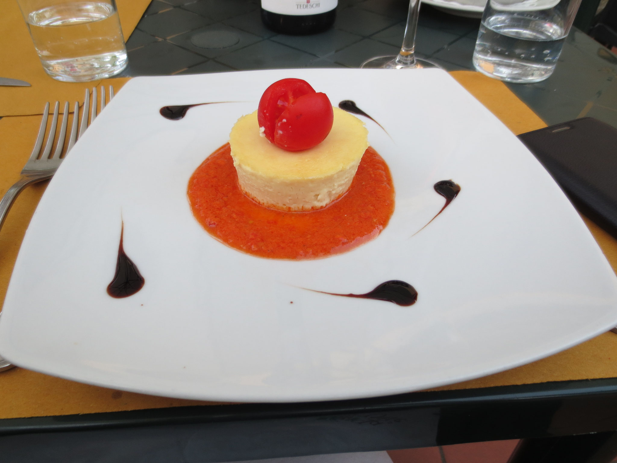 Flan di Pecorino su Emulsione di Pomodori Freschi e Paprica.., auf kulinarischer Erkundung in Soci (Ristorante "La Vite", di Ghelli Cesare, Via del Lanificio 2/4, I-52010 Soci/Ar; Geheimtipp!)