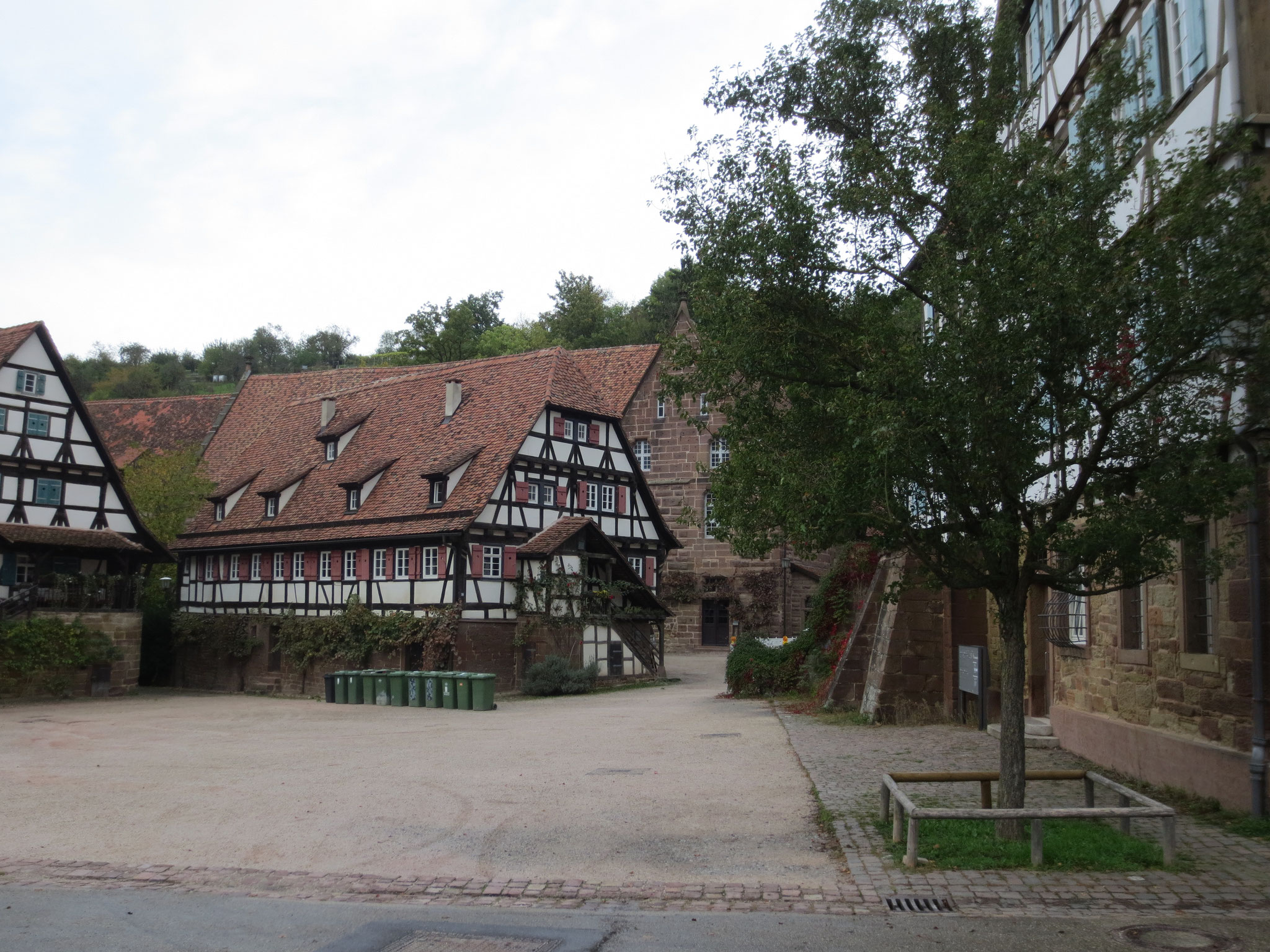 Besichtigung des Klosters Maulbronn, eine ehemalige Zisterzienserabtei in der Ortsmitte von Maulbronn 