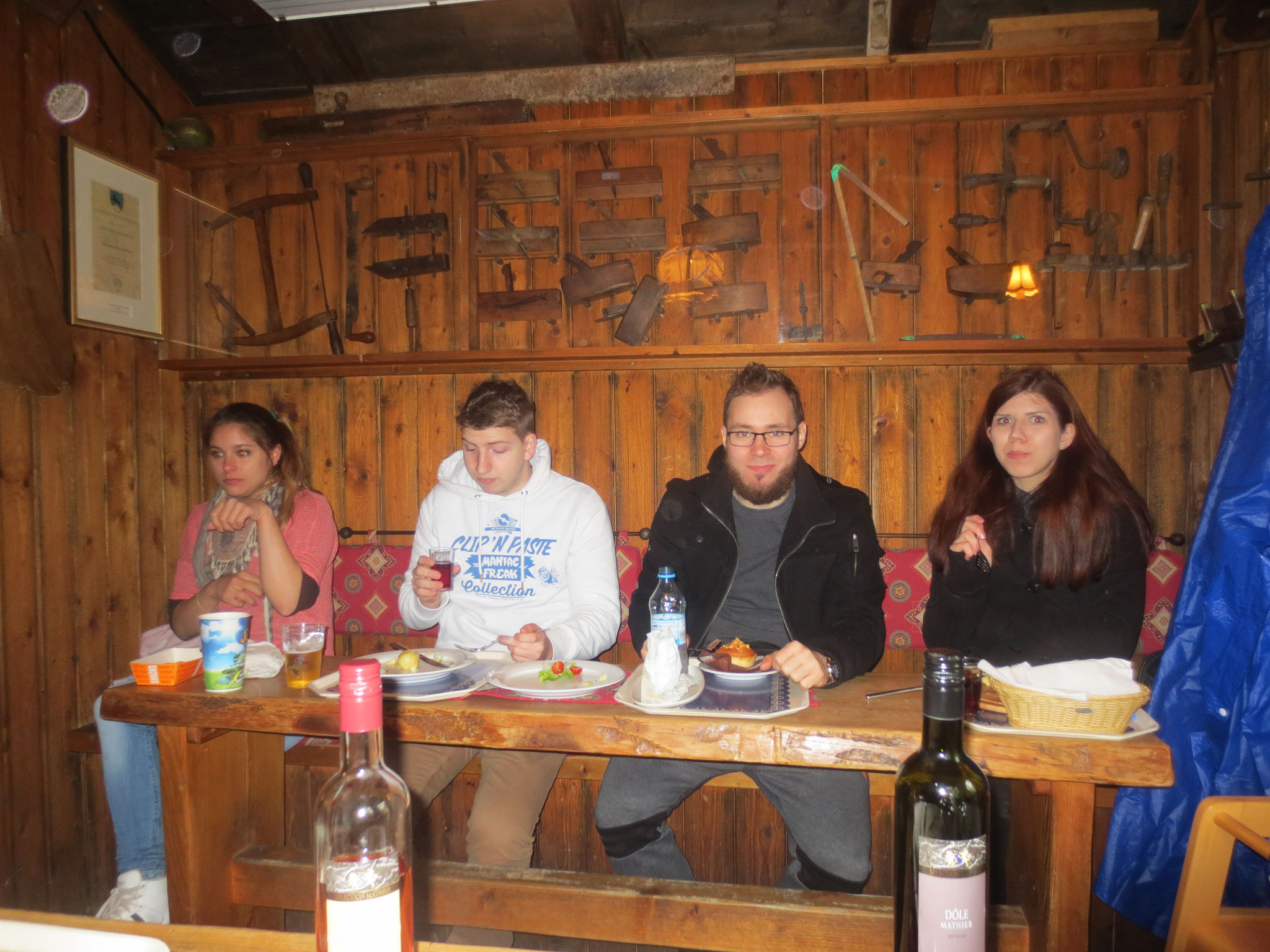 Mittagessen in einer der Walliser Stuben mit Raclette..., was sonst!