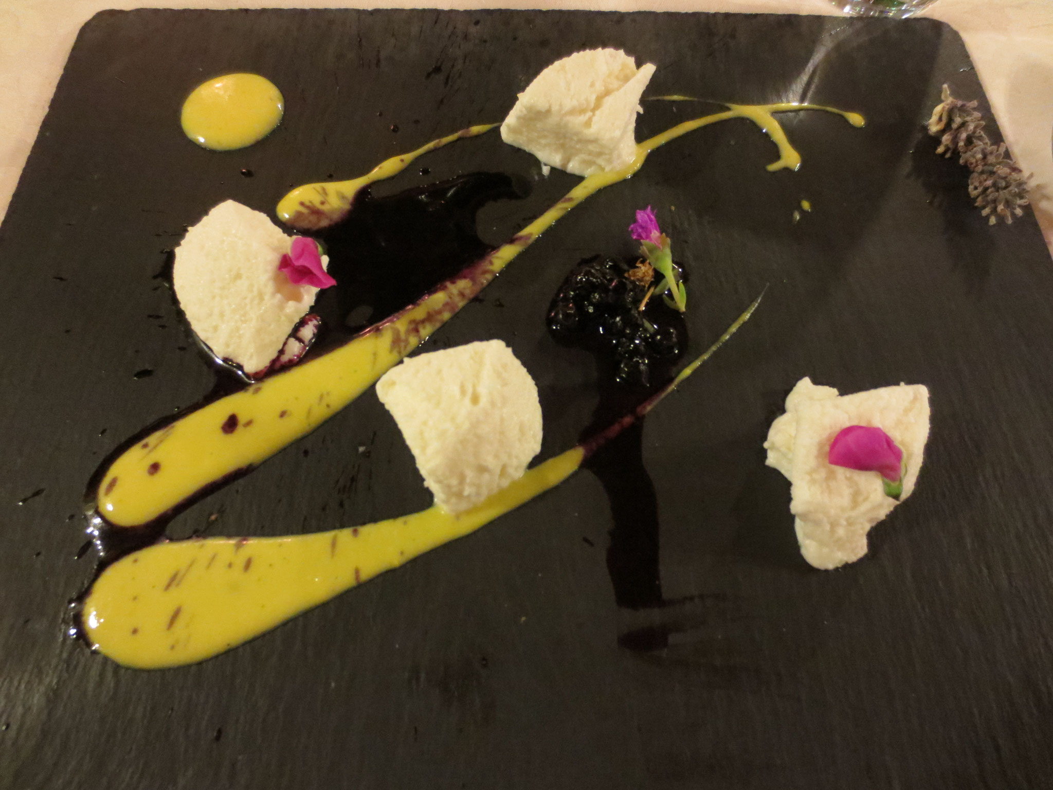 Bavarese di Caprino, salsa al Porto e Frutti di Bosco: Ristorante  "Borgo i Tre Baroni" 52010 Loc. Maggiona, Poppi AR