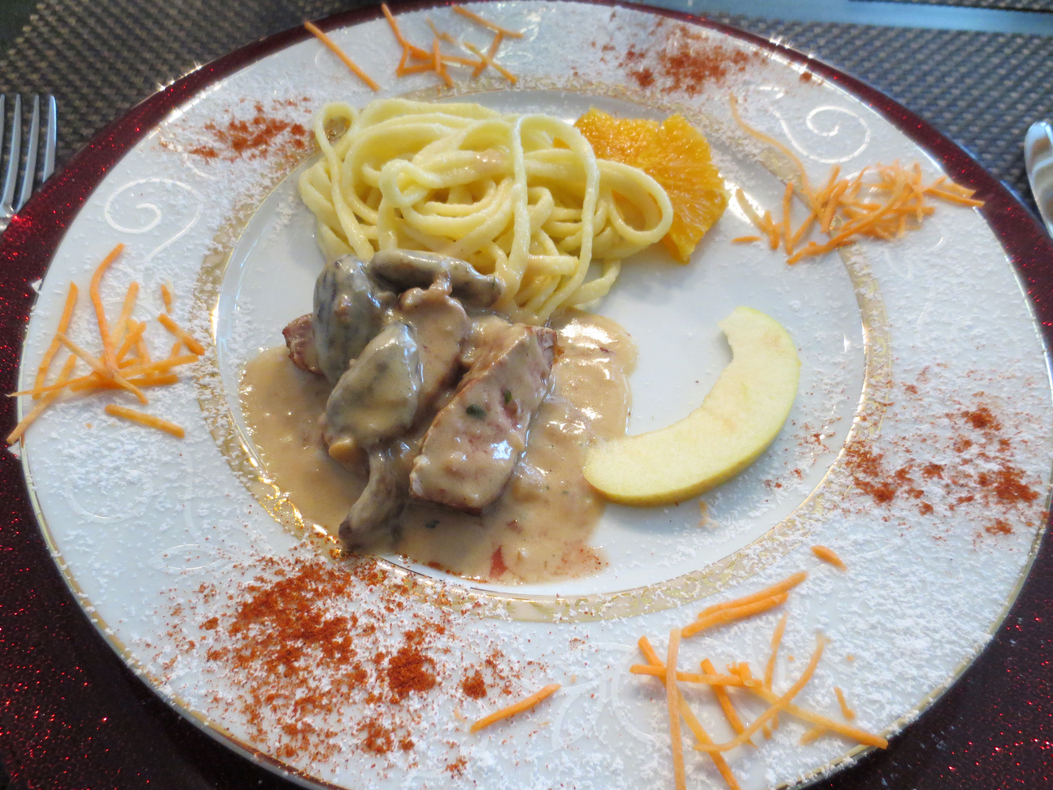 Kalbsteak an Morchelrahmsauce (Kalbssteak-Streifen an Morchelcrème und "Tagliatelle fatti in casa"