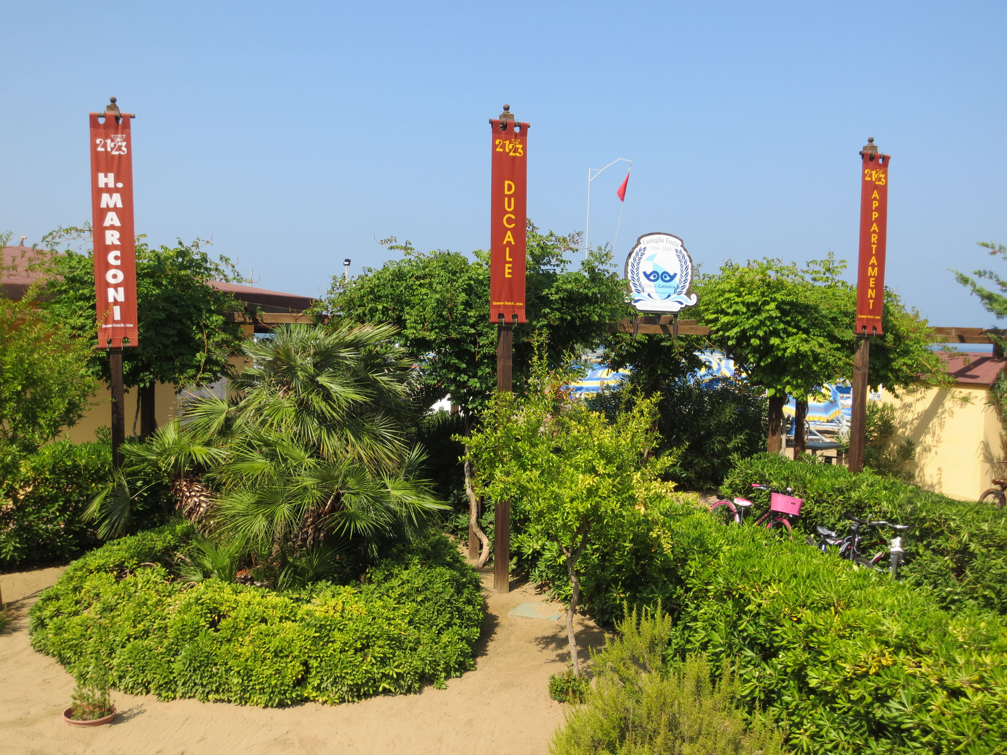 Cattolica ist ein italienischer Badeort mit 17`125 Einwohnern an der adriatischen Riviera in der Emilia-Romagna. Der Ort liegt wenige Km südlich von Rimini. Die Nachbargemeinden sind Gabicce Mare, Gradara, Misano Adriatico und San Giovanni in Marignano