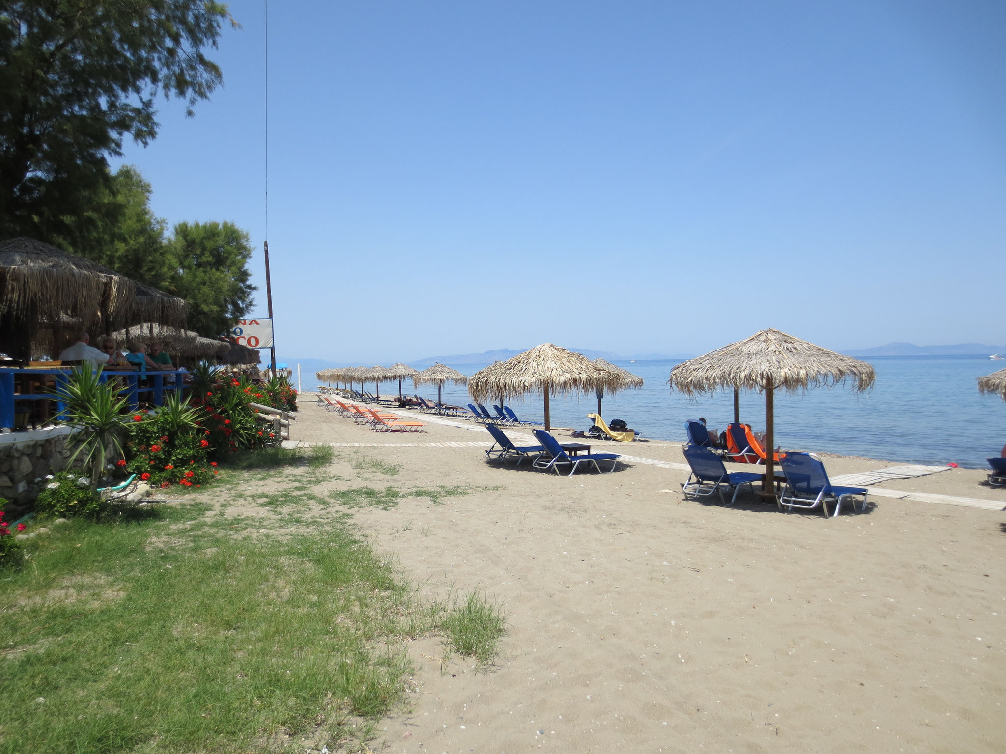 Kamiros Beach (bei der Taverne Porto Antico, Nordwesten der Insel)