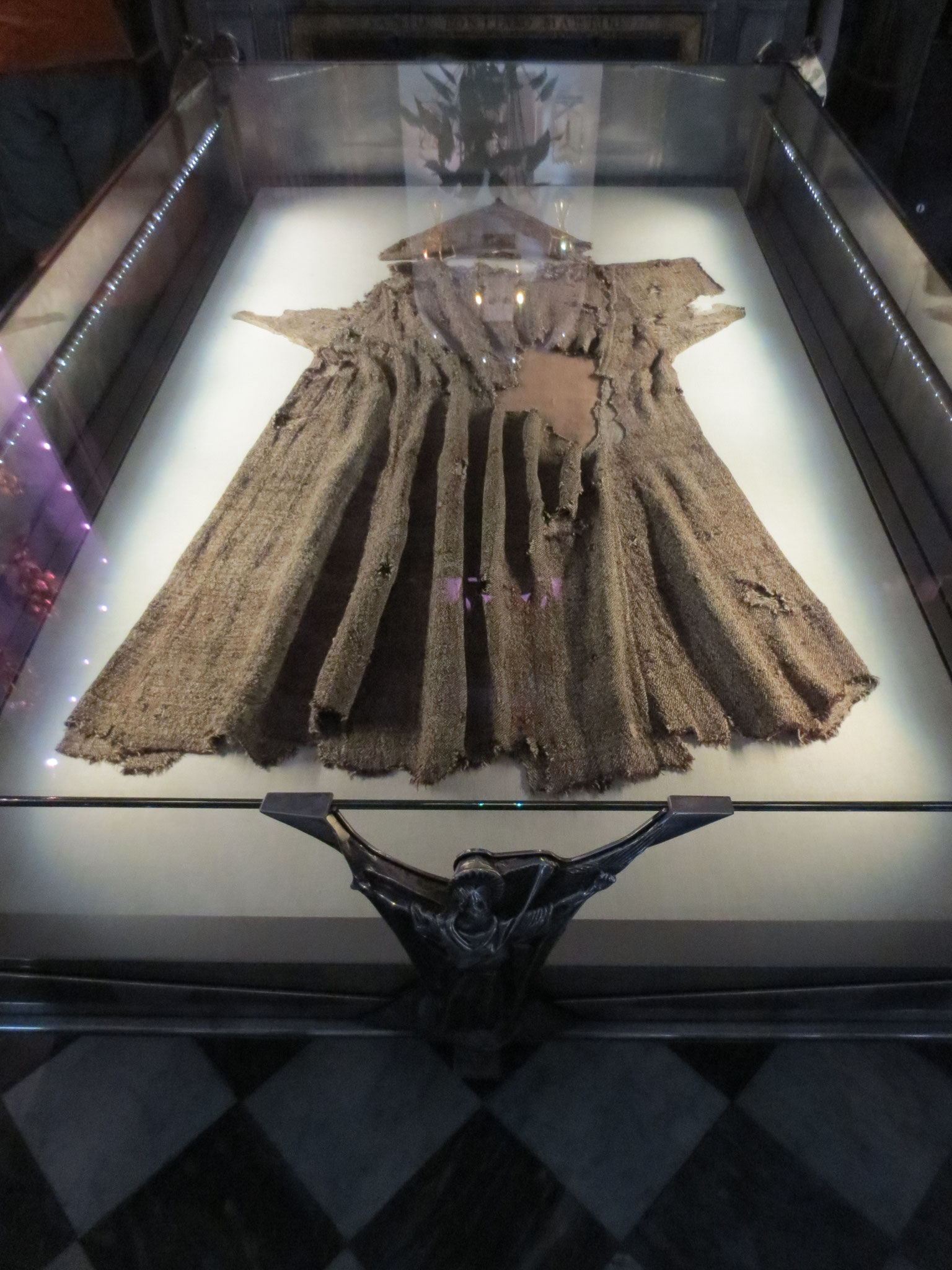 Santuario Francescano La Verna (52010 Chiusi della Verna, Arezzo) - Der heilige Berg "La Verna" / Kloster La Verna: "Kutte" des heiligen Franziskus (anno 1221)