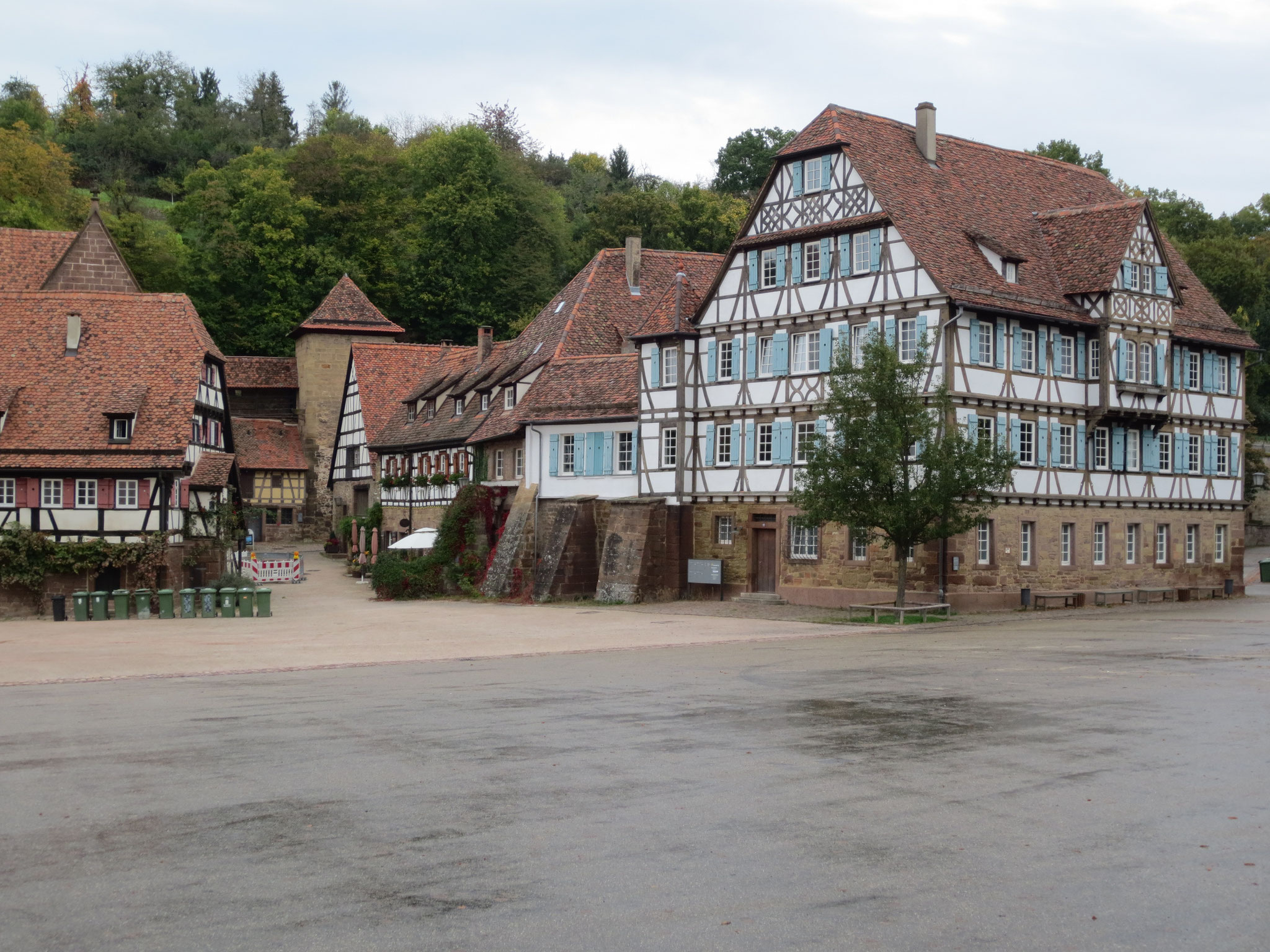 Besichtigung des Klosters Maulbronn, eine ehemalige Zisterzienserabtei in der Ortsmitte von Maulbronn 