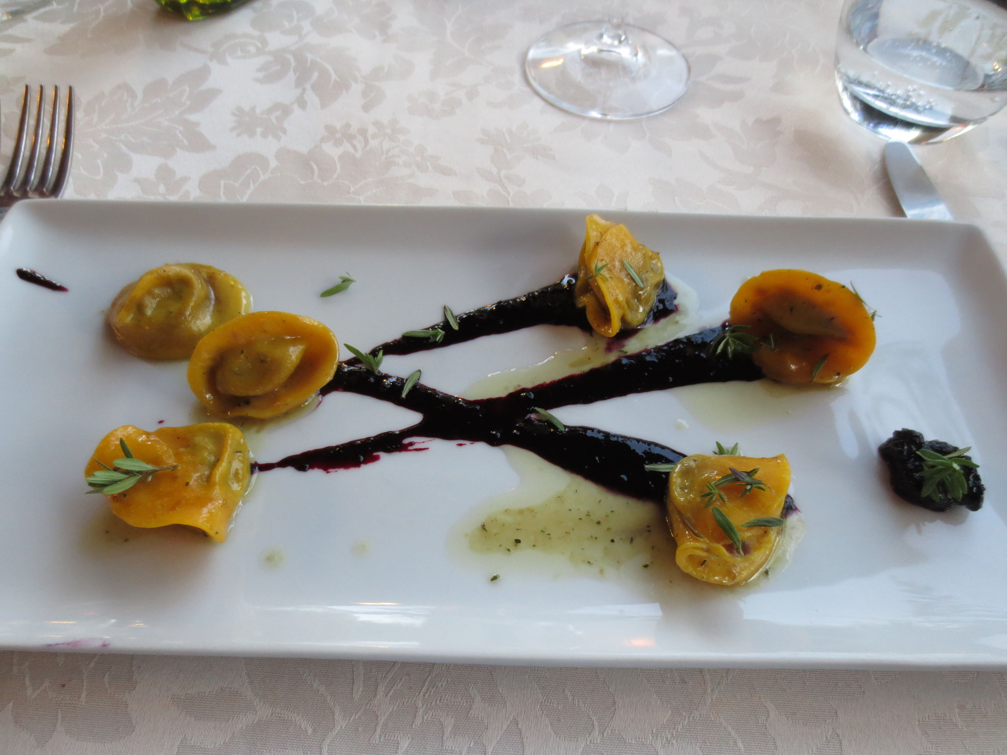 Tortelli di Capriolo, salsa d’arrosto, burro al Timo e Mirtilli: Ristorante  "Borgo i Tre Baroni" 52010 Loc. Maggiona, Poppi AR