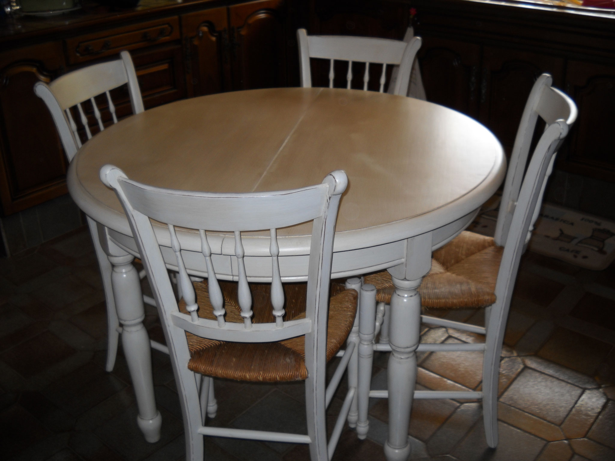 Après Restauration : Table et Chaises en Noyer Patiné