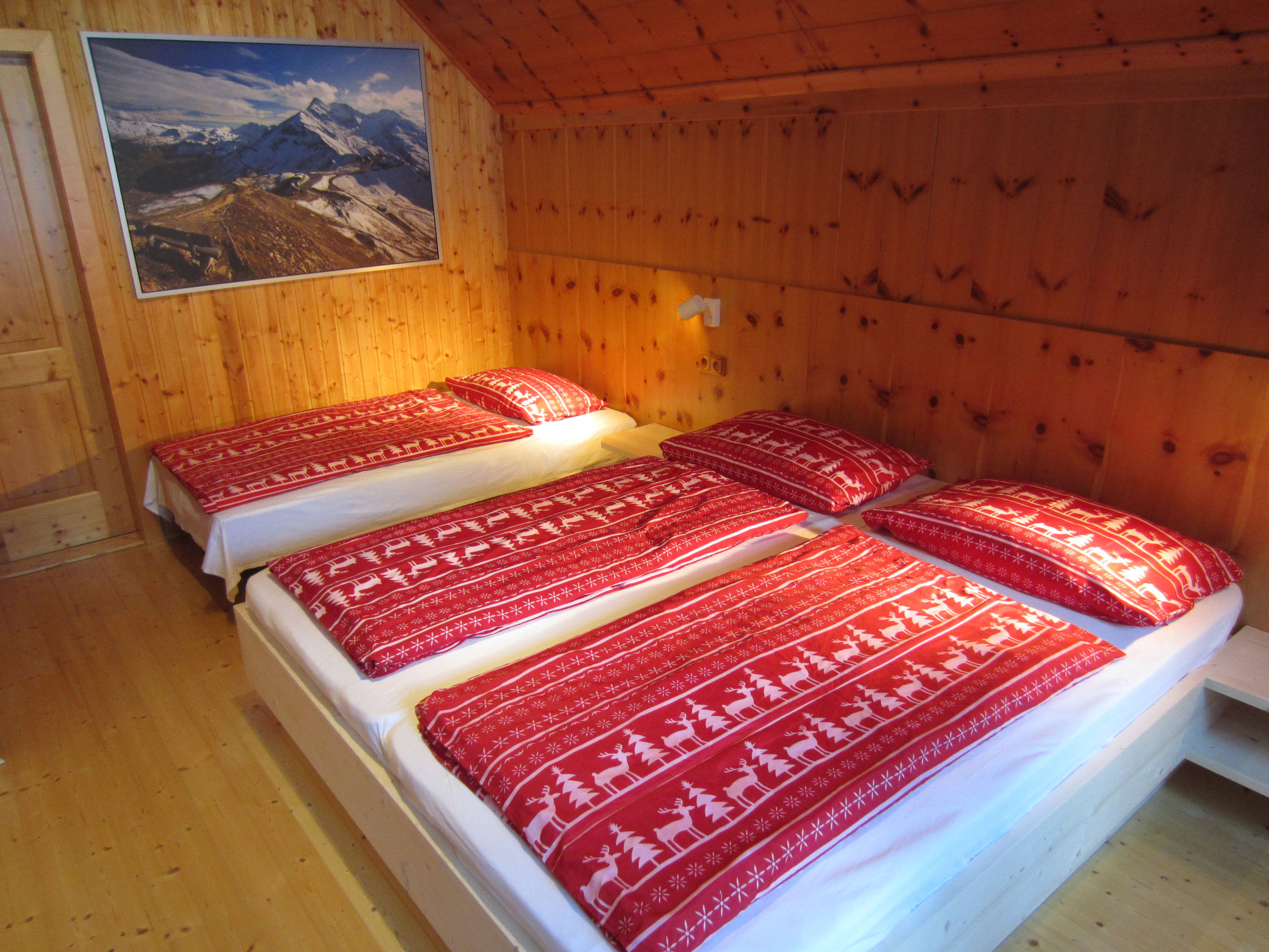 Zirbenwald Lodge - Schlafzimmer "Zirbe" mit großem Zustellbett/Couch