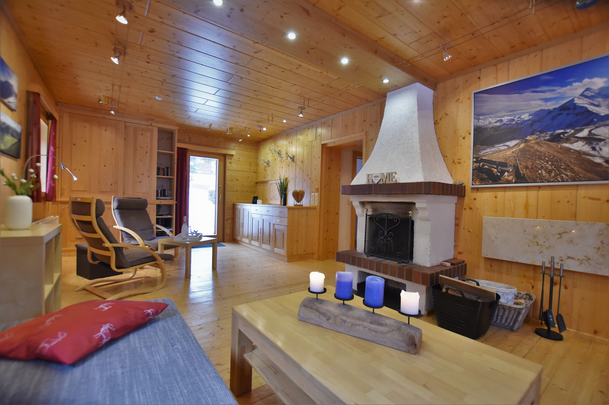 Zirbenwald-Lodge - Wohnzimmer und Lesezimmer mit offenem Kamin