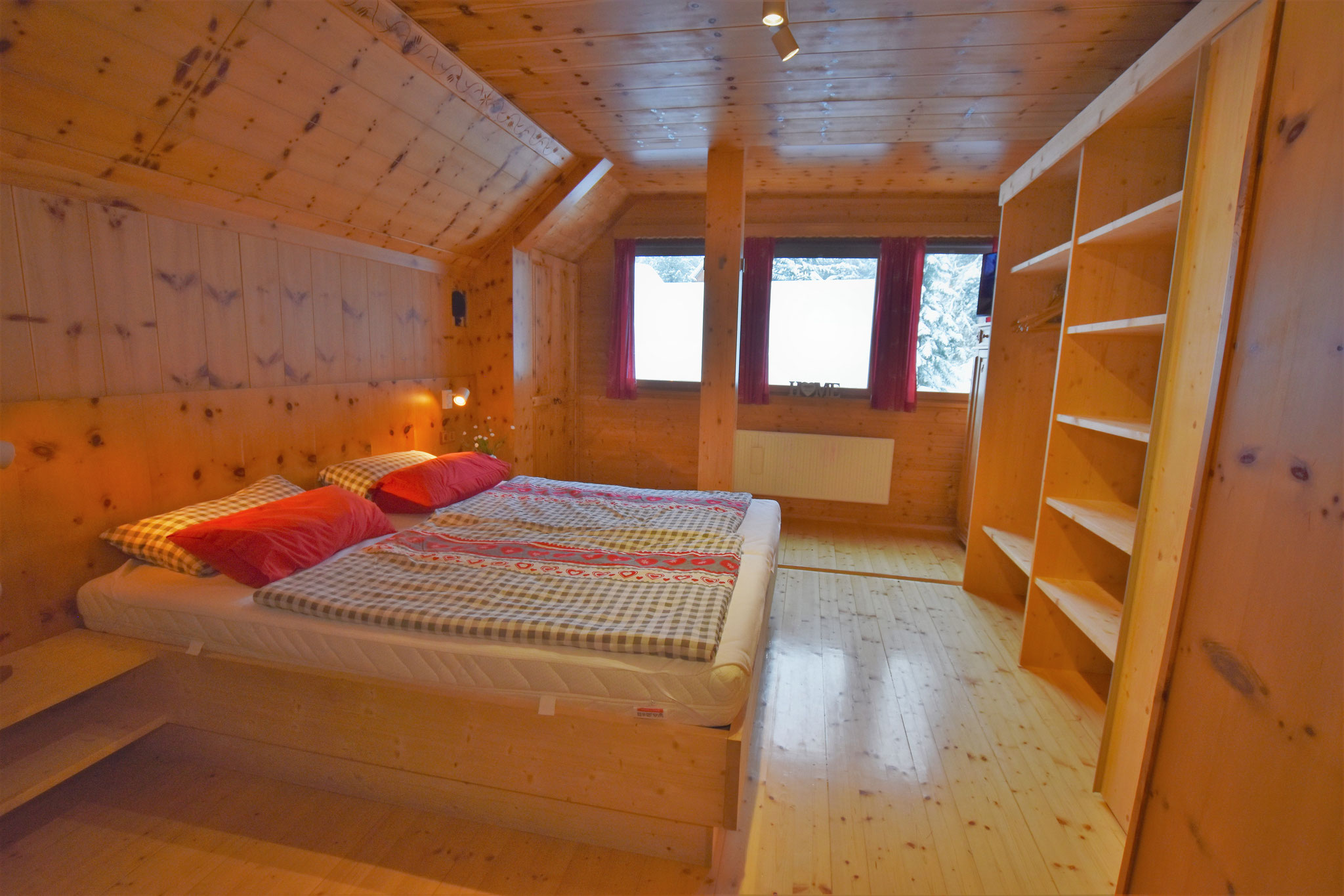 Schlafzimmer "Zirbe" mit großem Zustellbett 