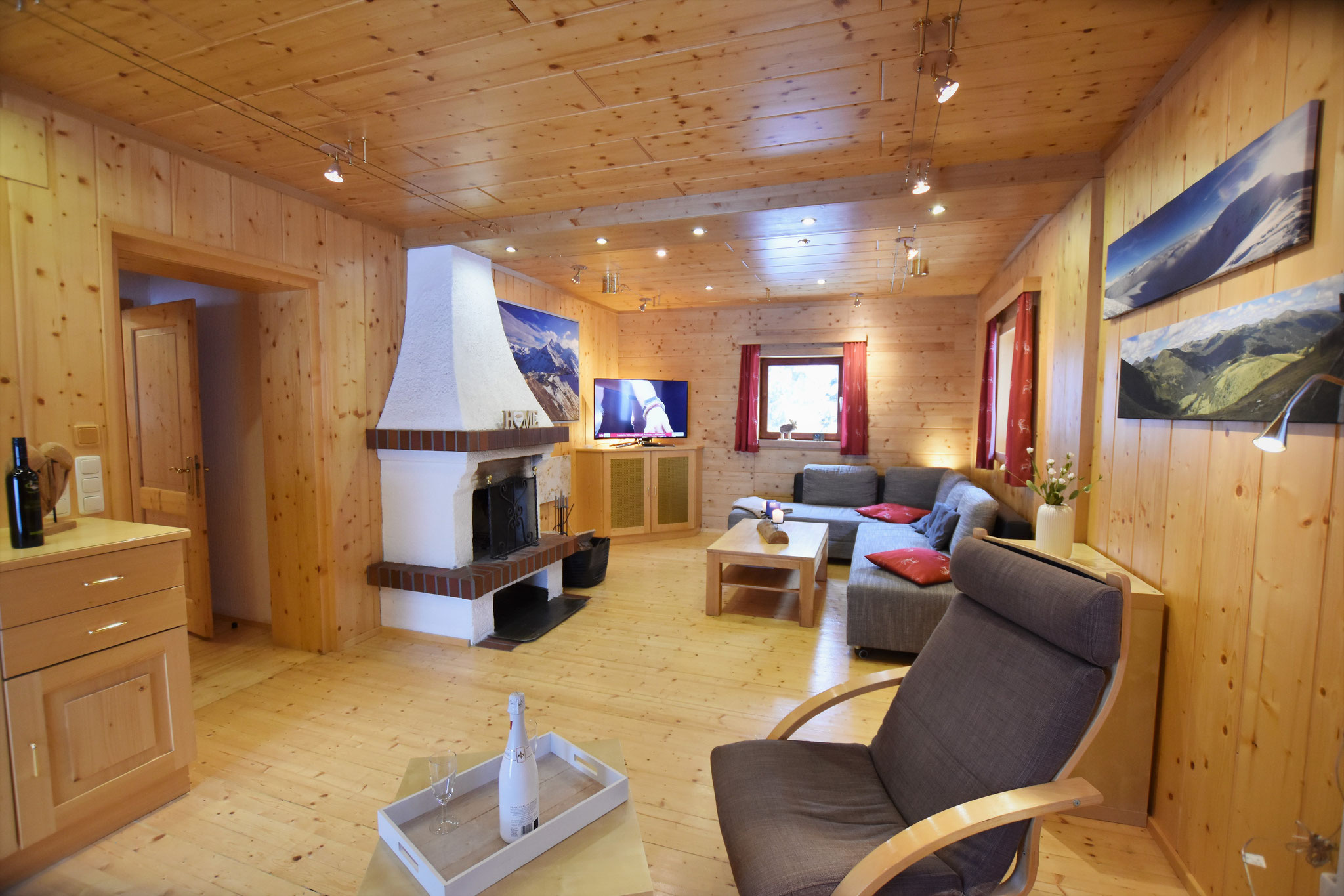 Zirbenwald-Lodge - Lesezimmer mit Blick ins Wohnzimmer