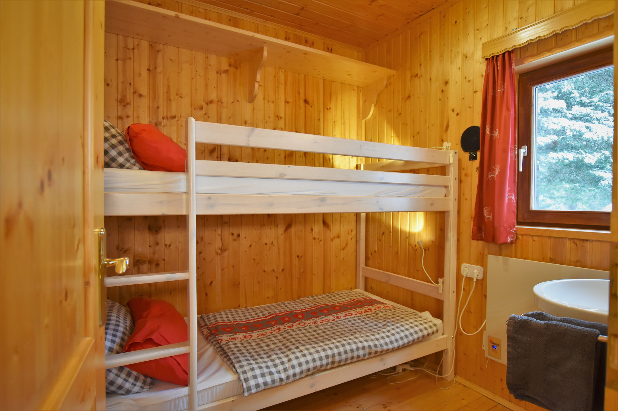 Schlafzimmer mit Stockbett und Waschgelegenheit auf Wohnebene