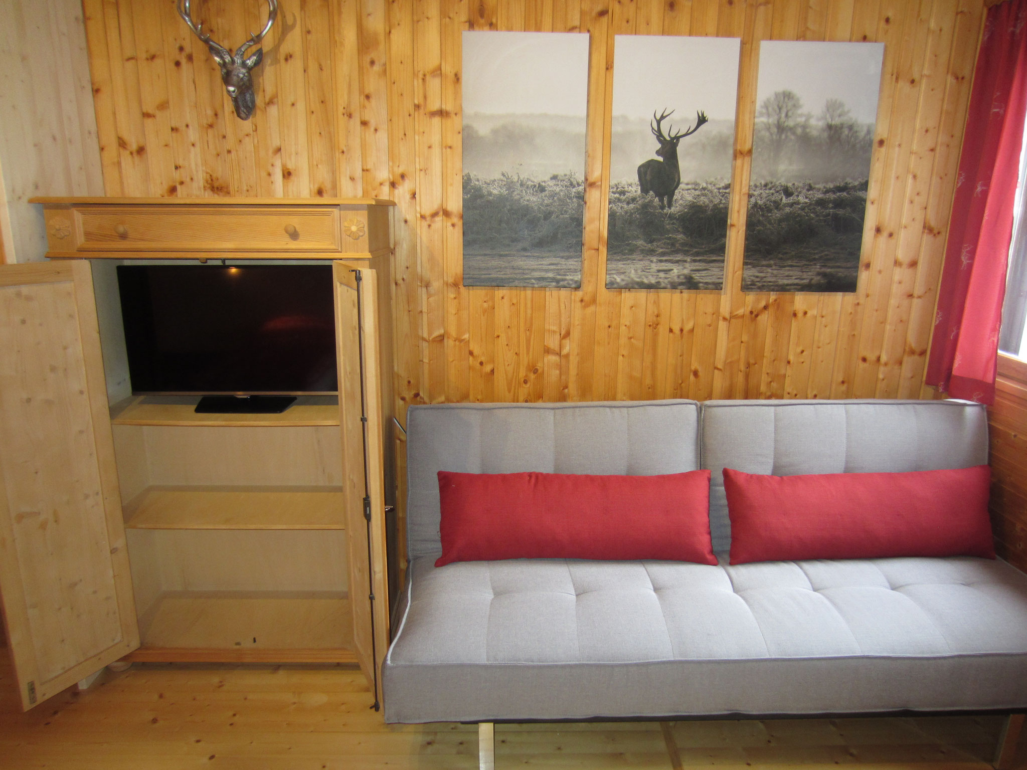 Zirbenwald Lodge - Couch im Schlafzimmer "Fichte"